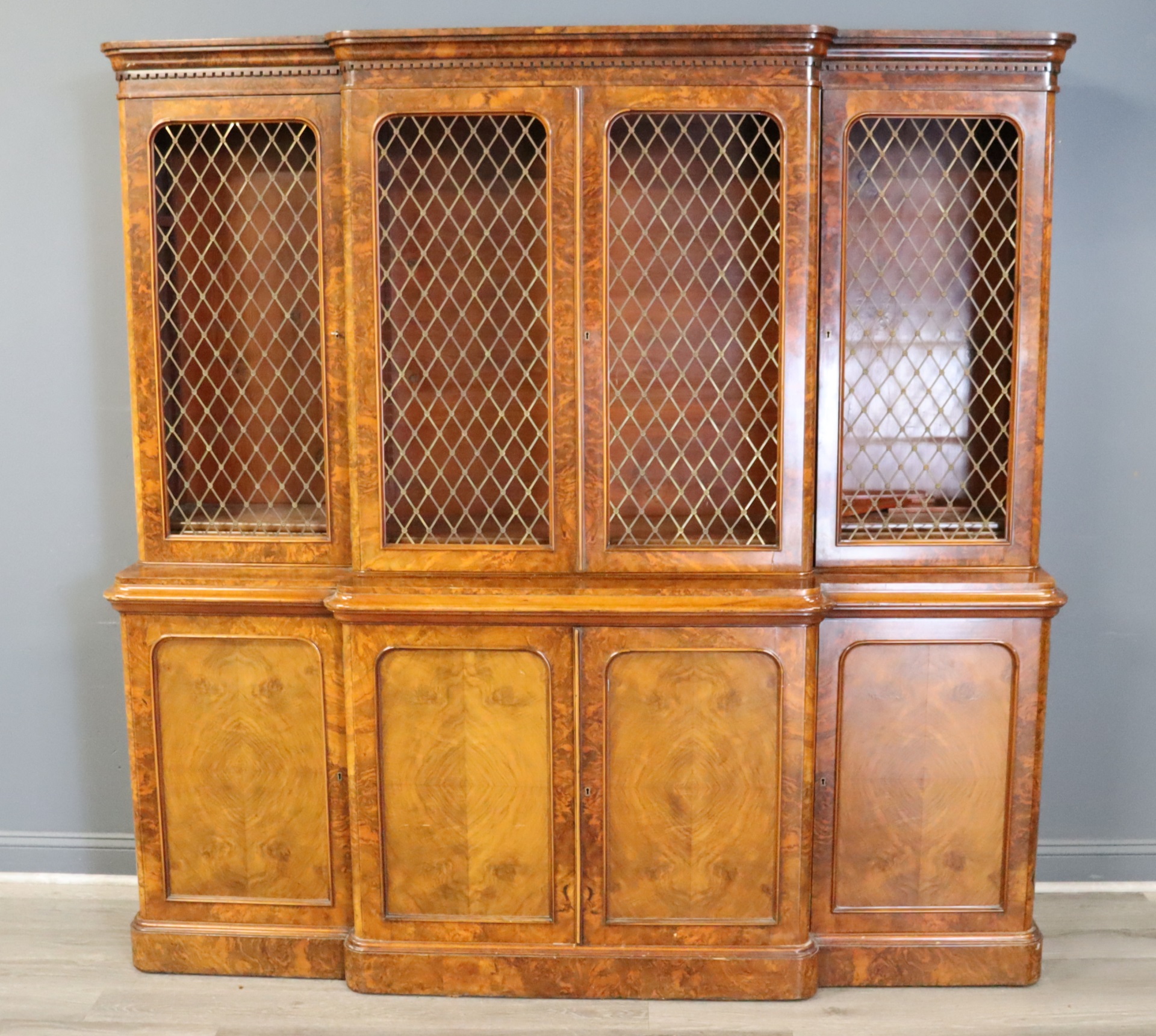 FINE VICTORIAN WALNUT BOOKCASE 3bdf16