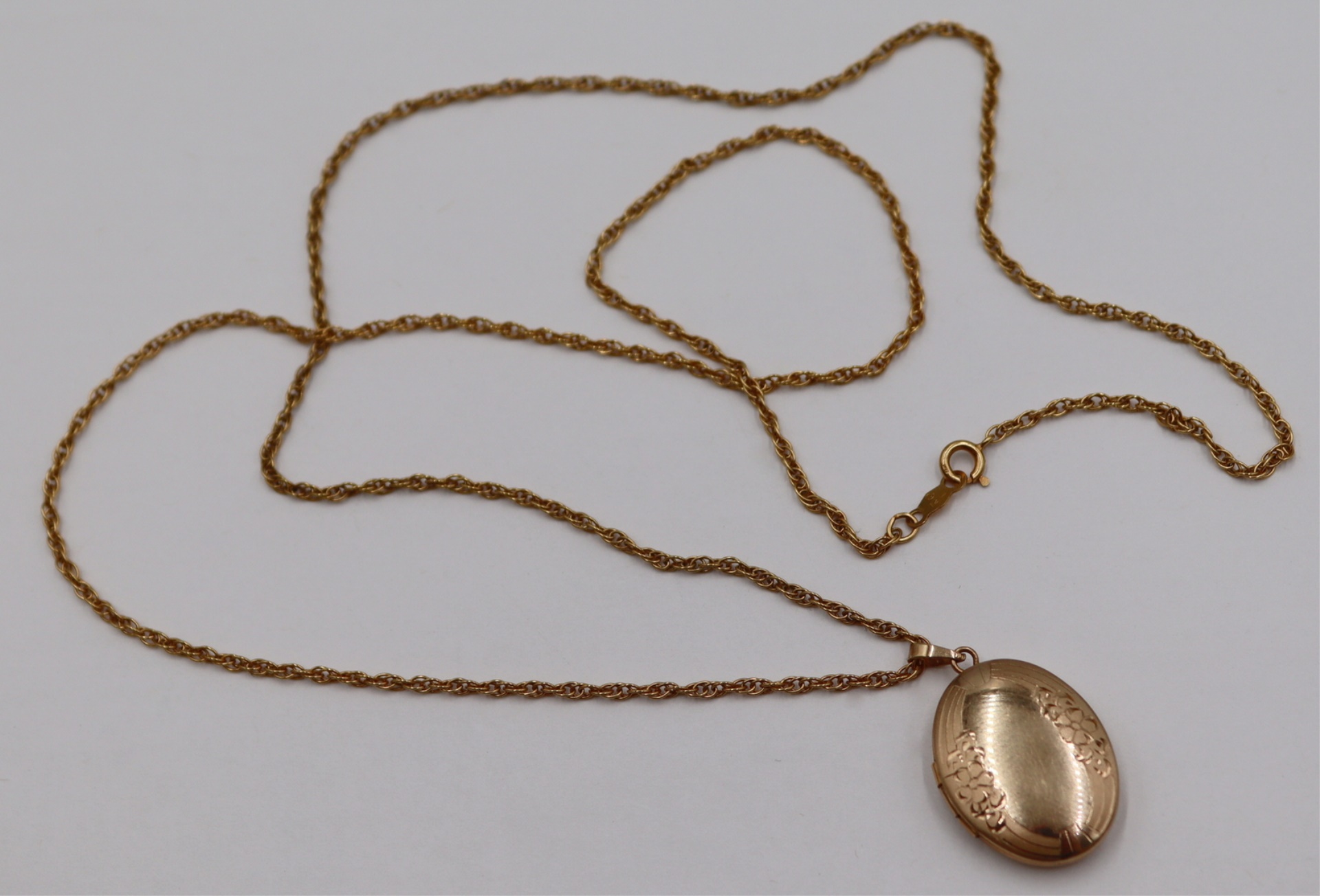 JEWELRY. 14KT GOLD LOCKET AND CHAIN