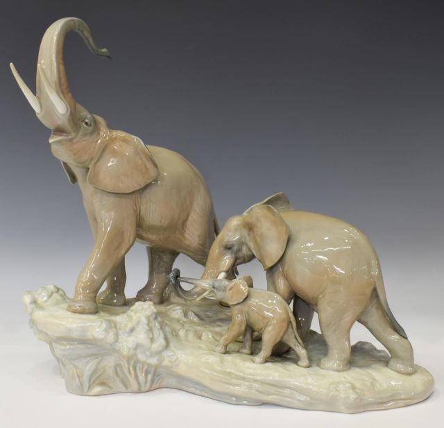 LLARDO ELEPHANTS WALKING PORCELAIN 3c090b