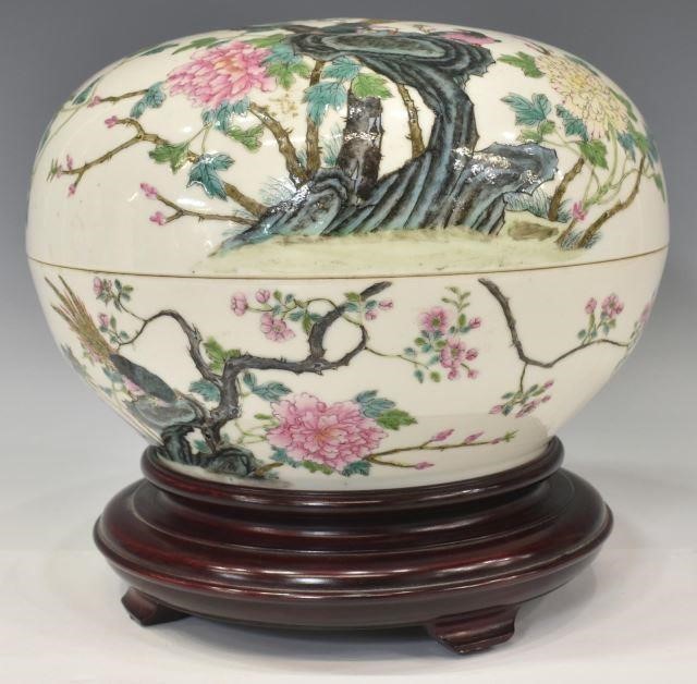 CHINESE PORCELAIN COVERED BOXChinese