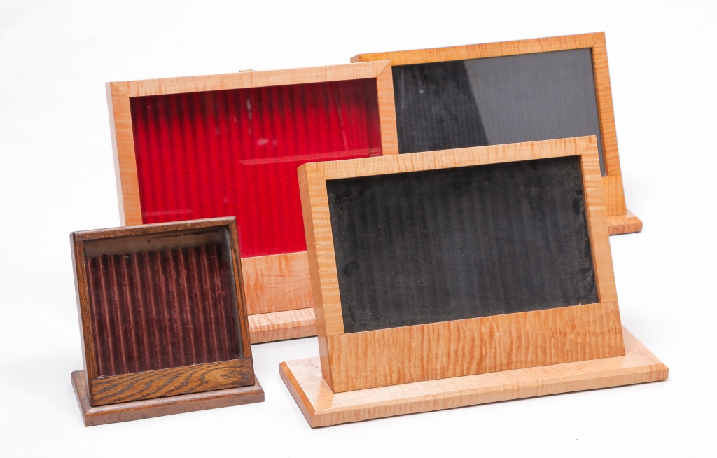 FOUR WOODEN DISPLAY CASES FOR PENS.