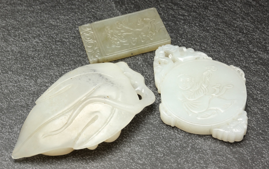 TWO CHINESE JADE PENDANTS AND A 3bfd89