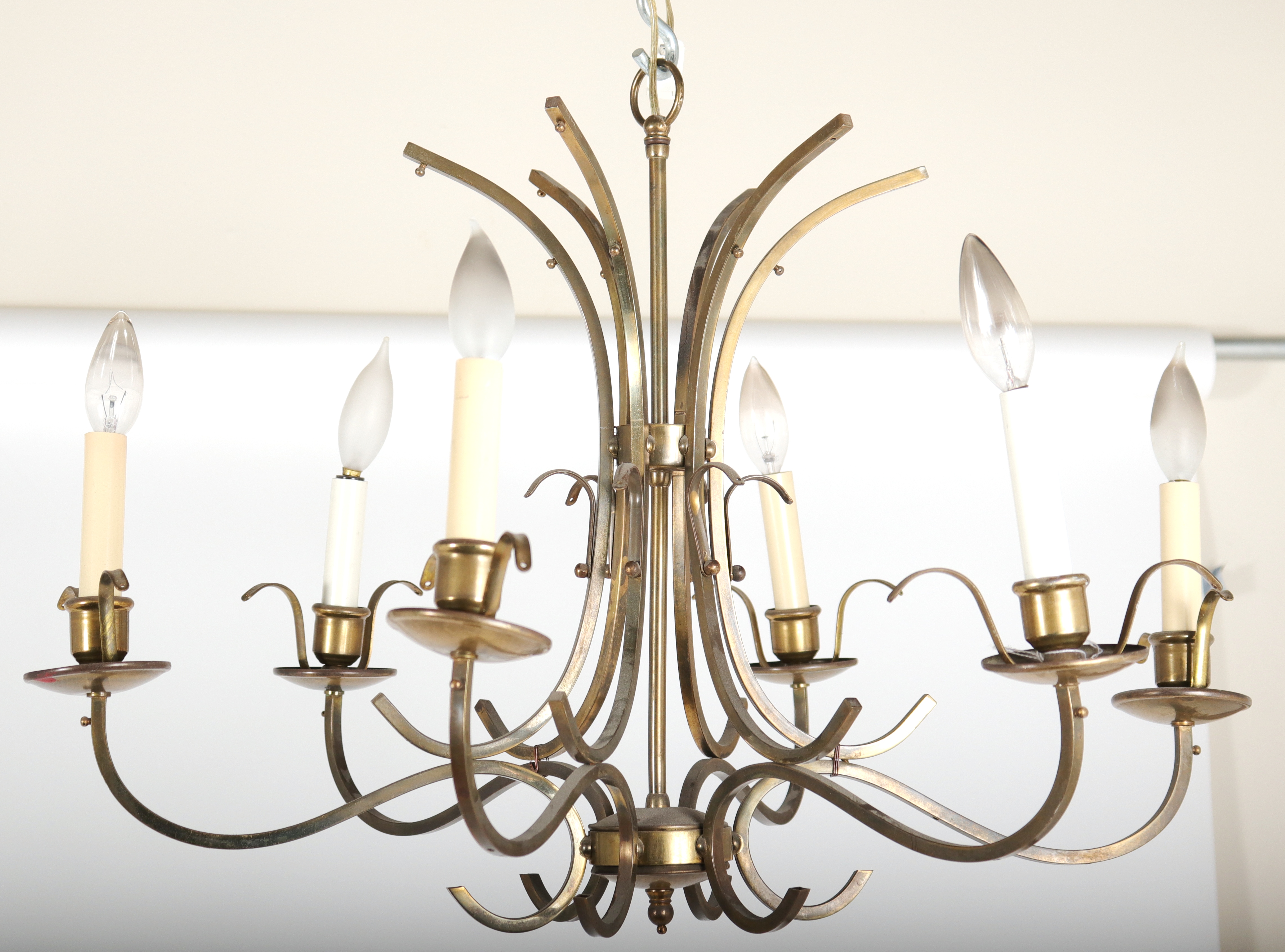 TRADITIONAL PATINATED BRASS CHANDELIER 3c2e6b