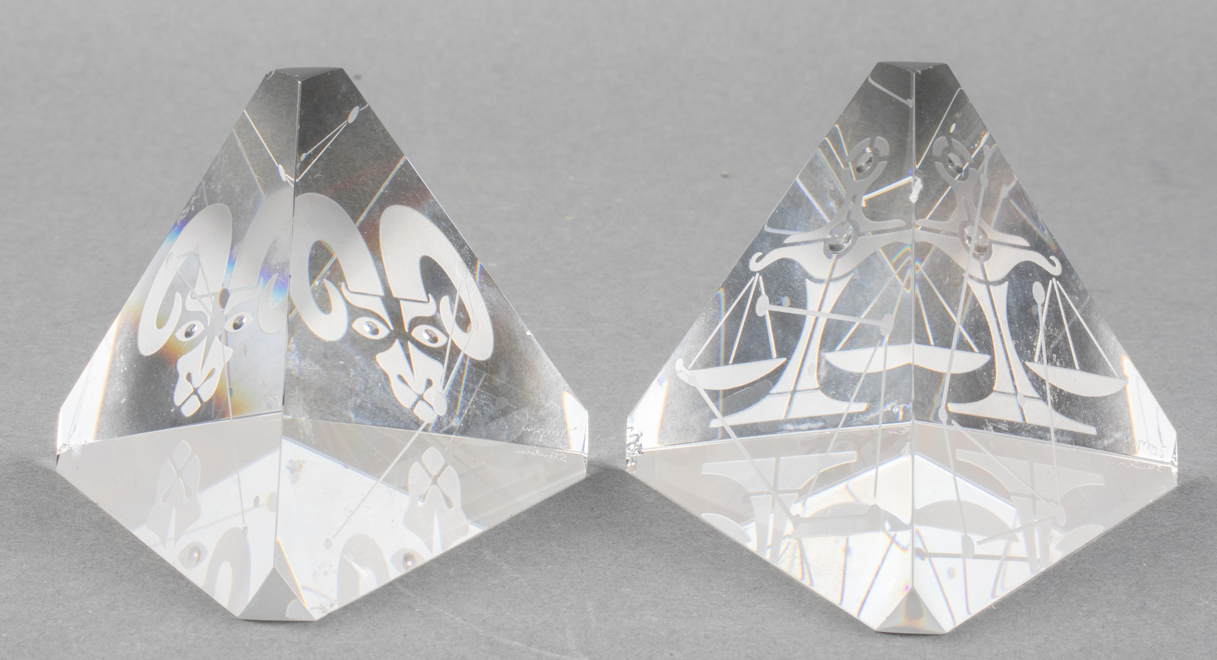 STEUBEN ZODIAC PYRAMIDS PAIR Pair 3c2e78