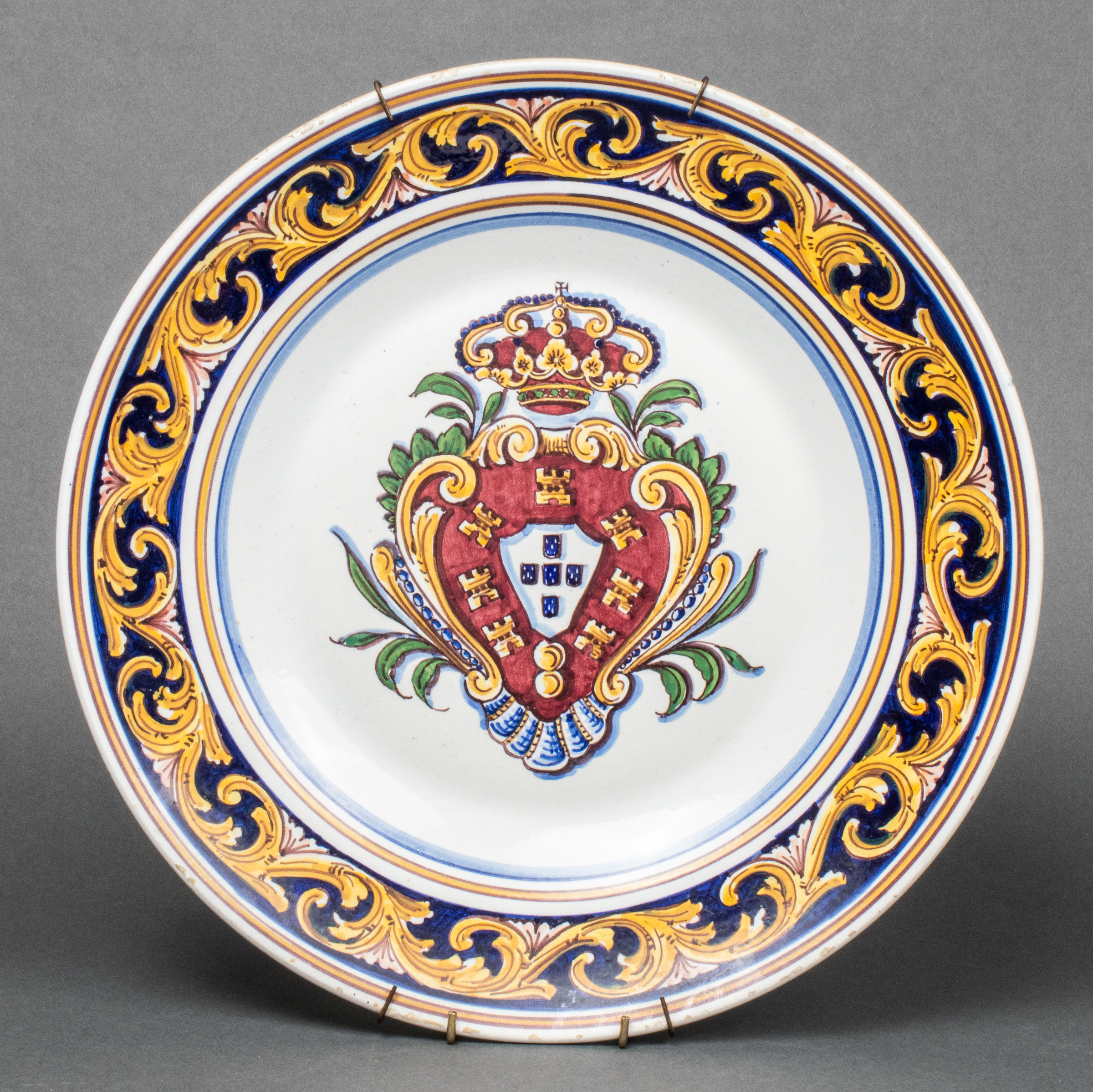 PORTUGUESE FAIENCE ARMORIAL CHARGER 3c2eb5