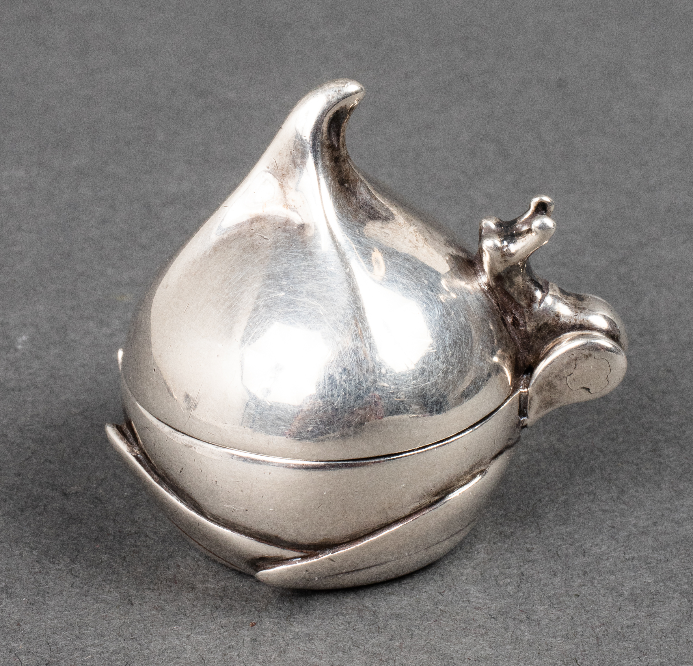 STERLING SILVER PILLBOX WITH SNAIL 3c3049