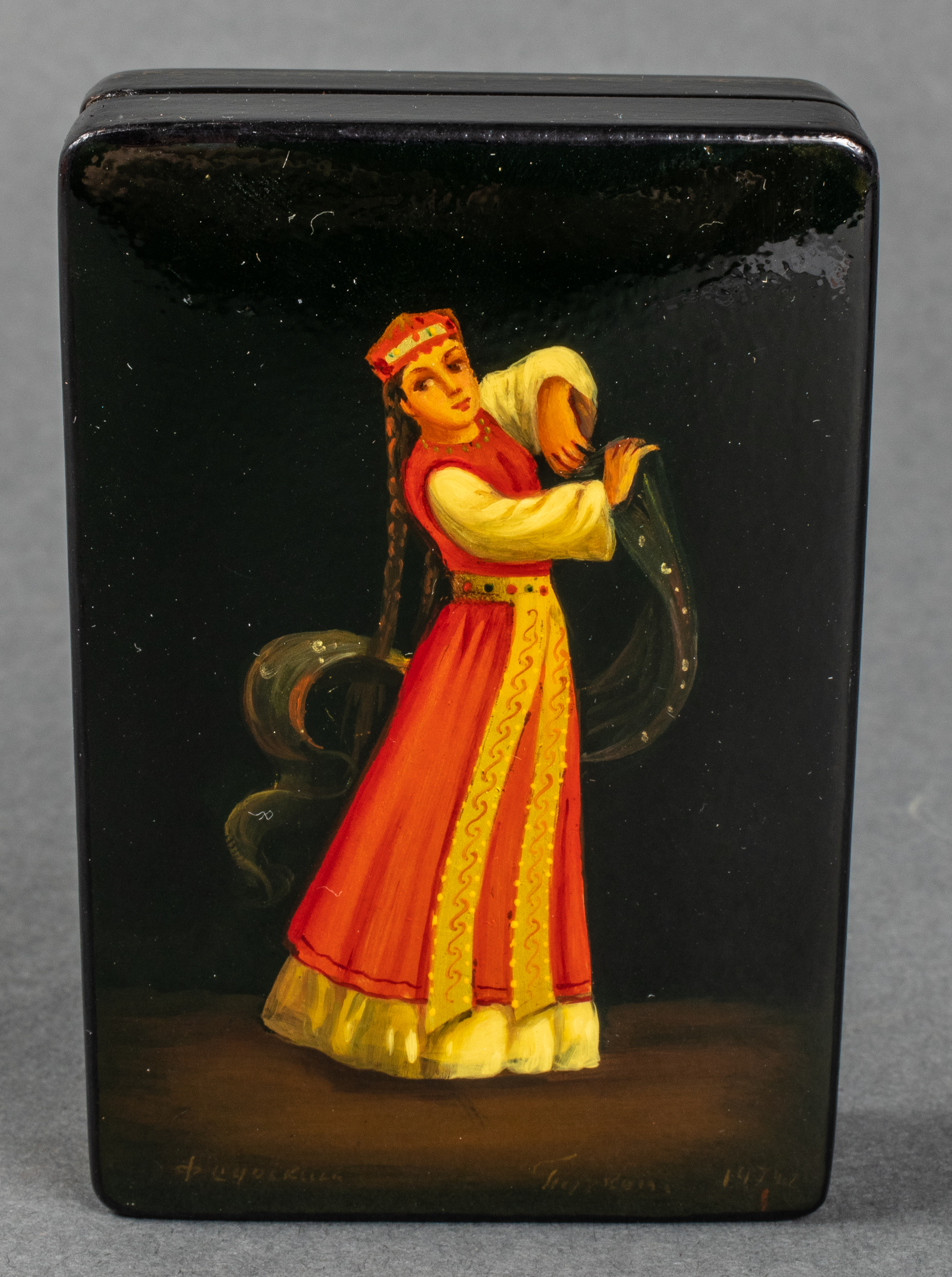 RUSSIAN HAND PAINTED LACQUER BOX  3c3131