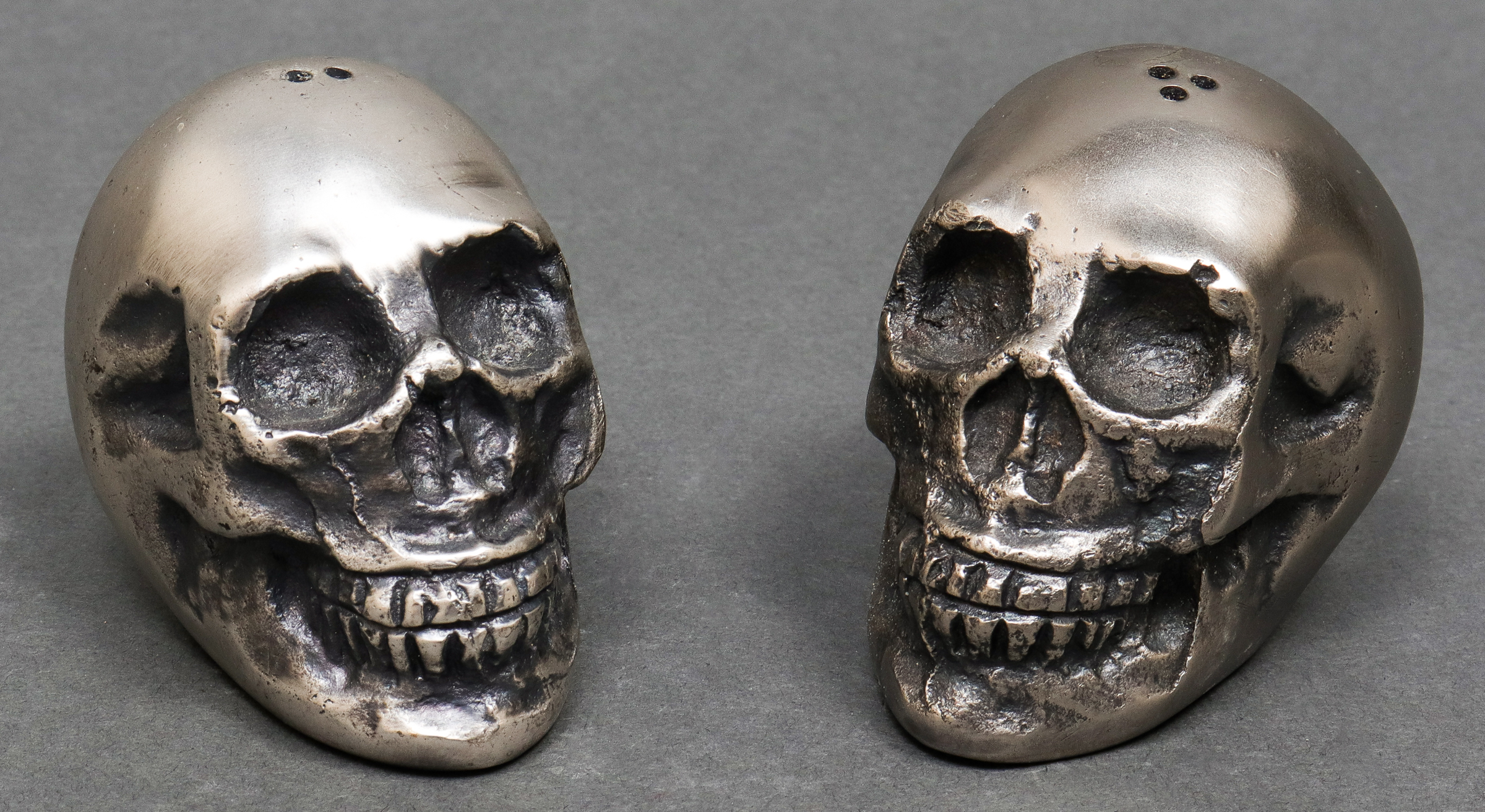 MODERN CAST METAL SKULL FORM SALT 3c3290