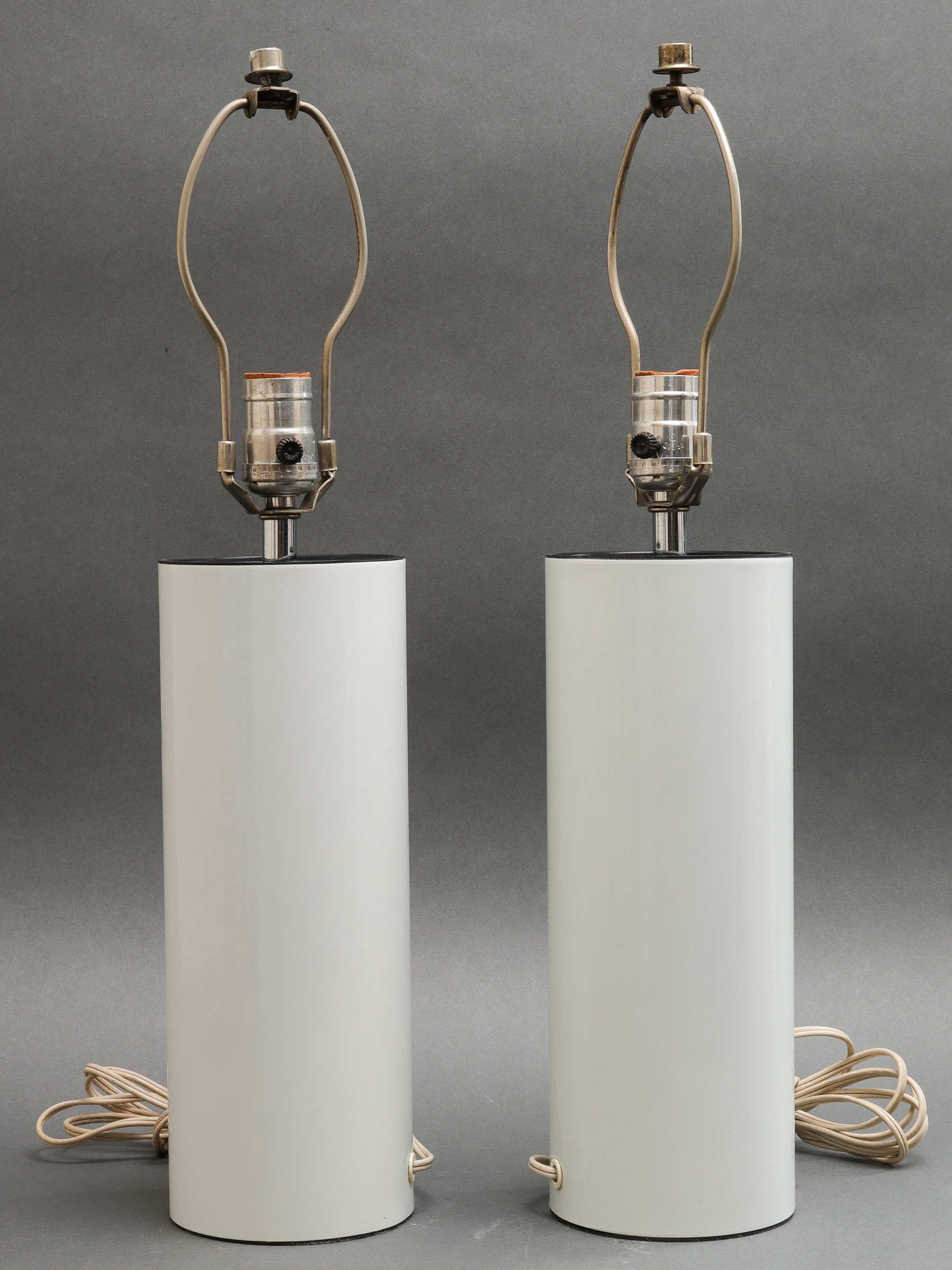 MODERN ENAMELED COLUMN TABLE LAMPS  3c32a7