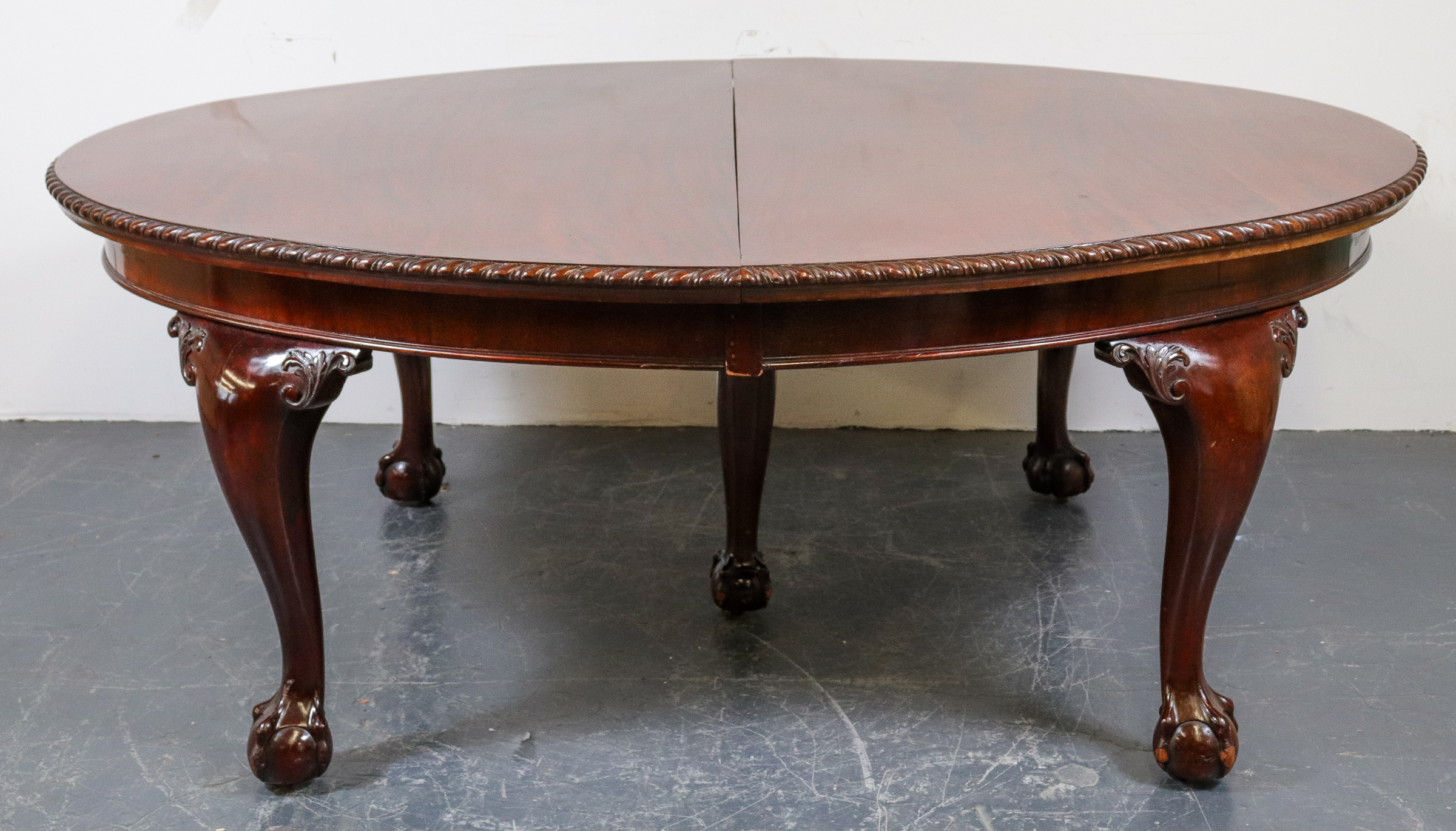 LARGE CHIPPENDALE OVAL DINING TABLE 3c330e