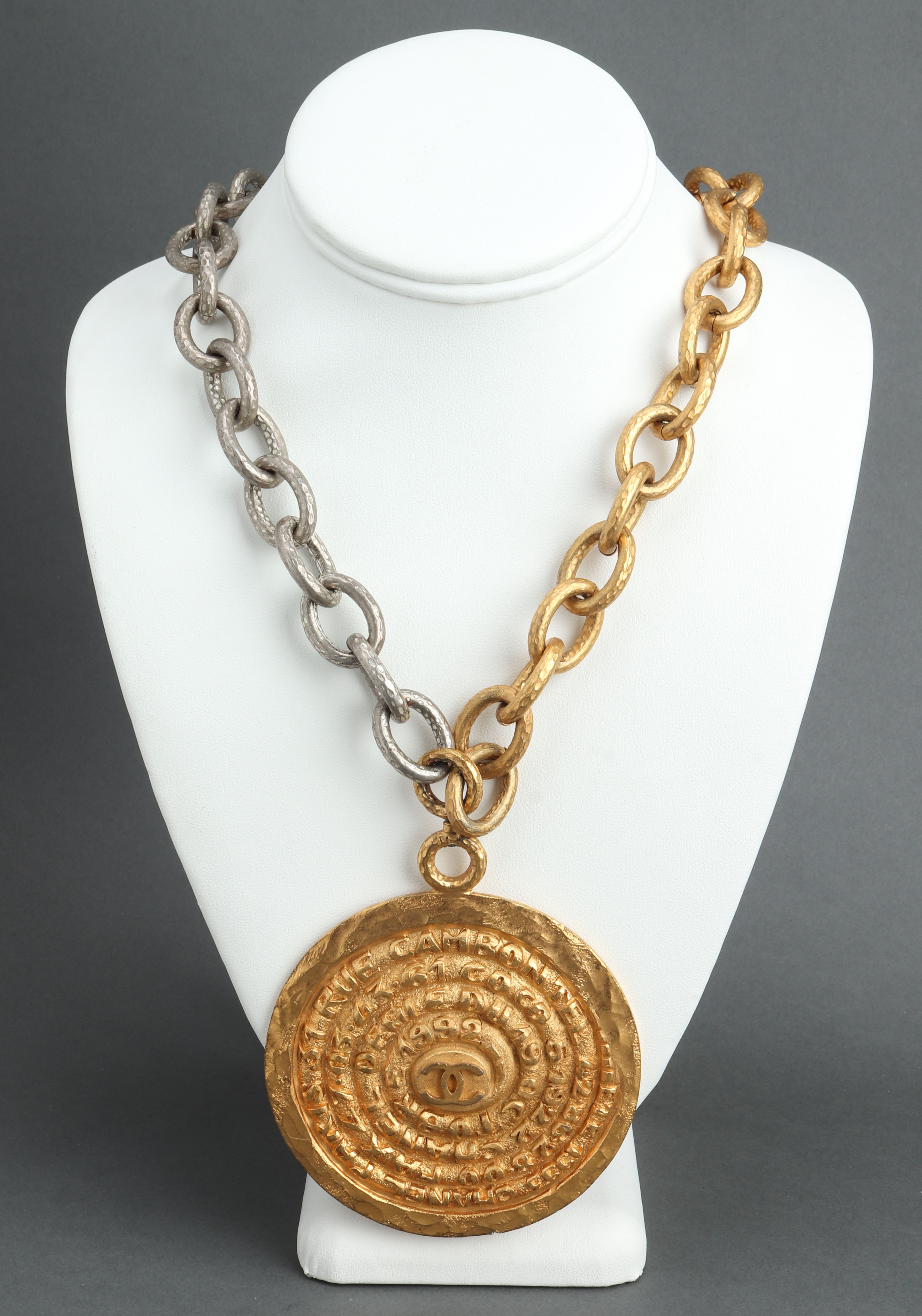 CHANEL GOLD TONE PENDANT NECKLACE  3c33fd