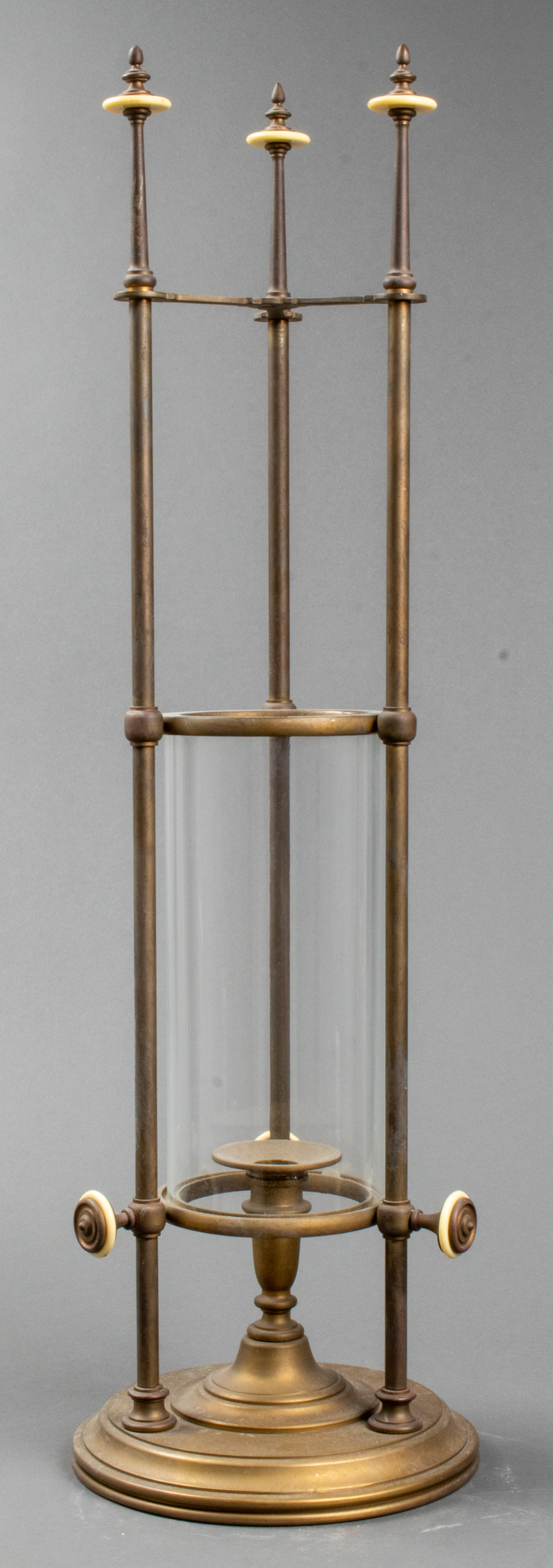 BRASS CANDLE HOLDER WITH HURRICANE 3c3467