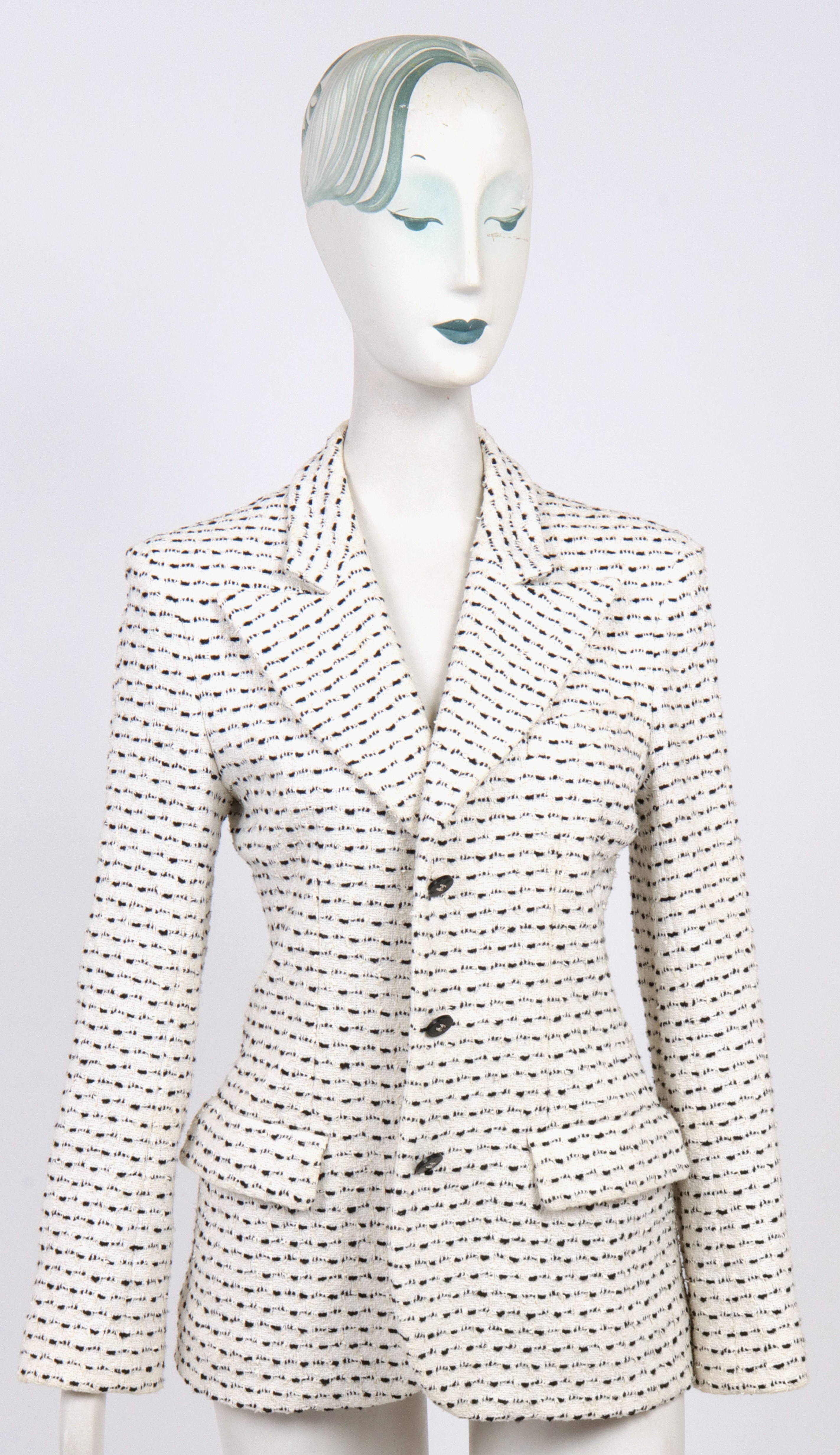 CHANEL WHITE AND BLACK TWEED BLAZER