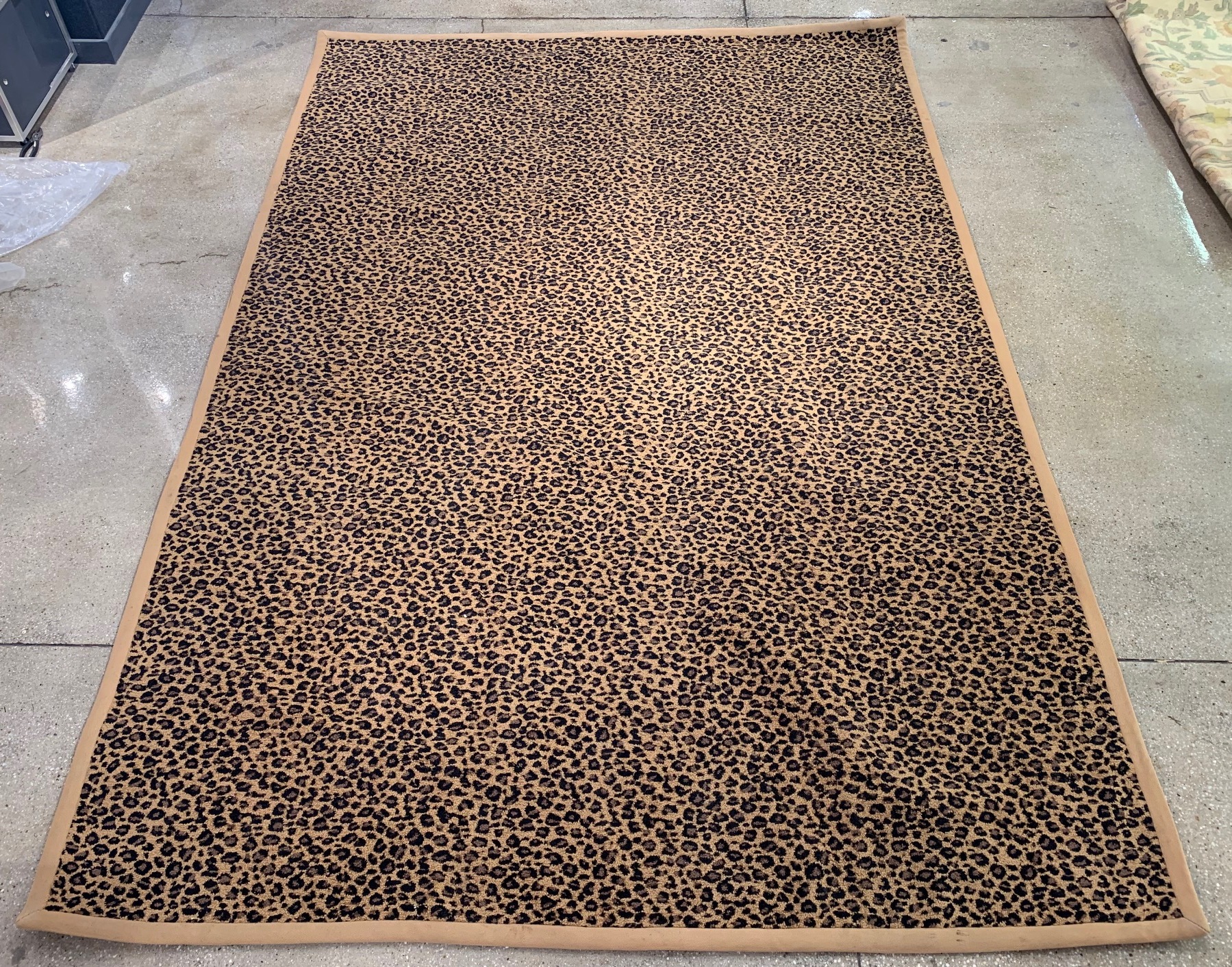 MODERN CHEETAH PRINT ROOM-SIZE