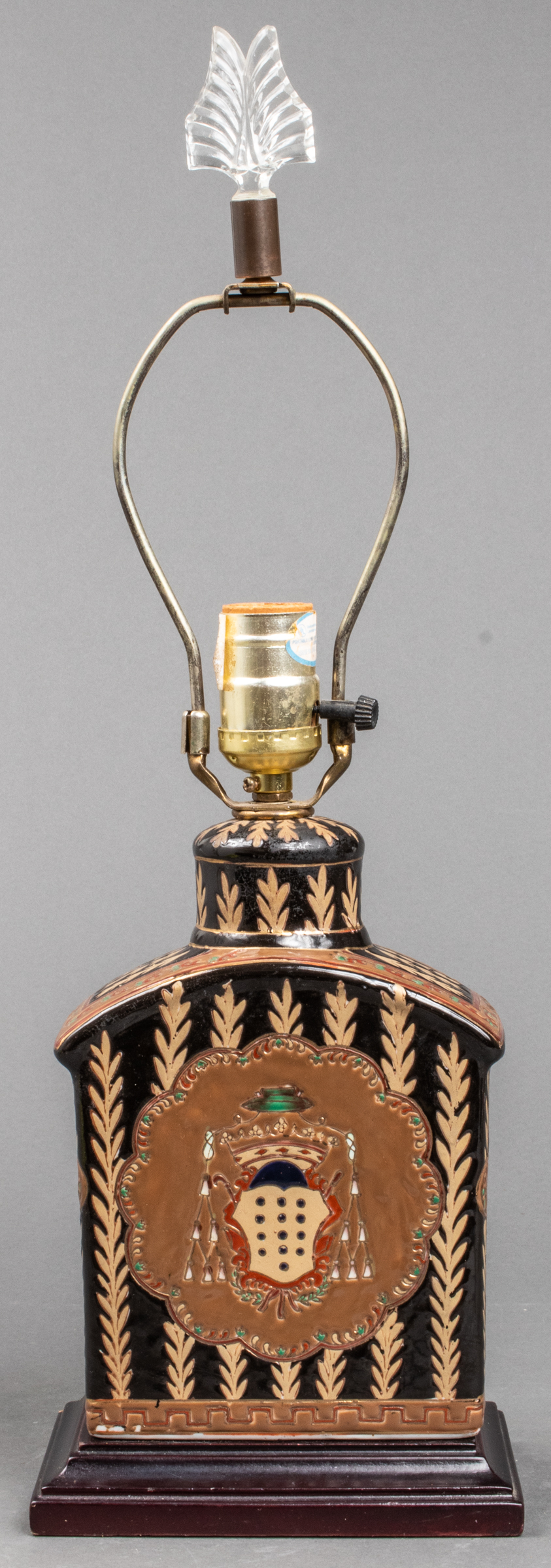 CERAMIC TABLE LAMP WITH ARMORIAL