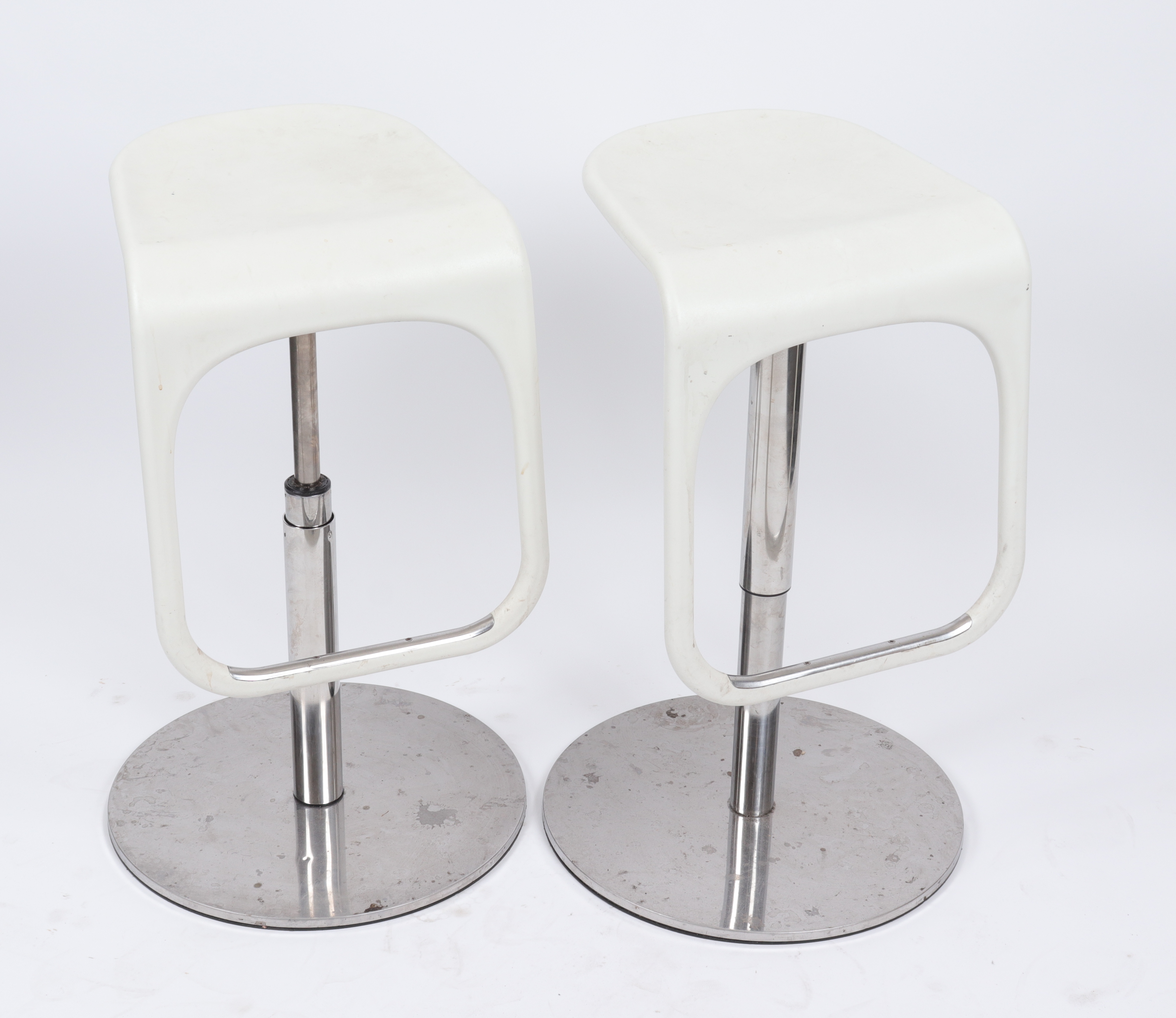 ADJUSTABLE HEIGHT WHITE BARSTOOLS  3c36c1