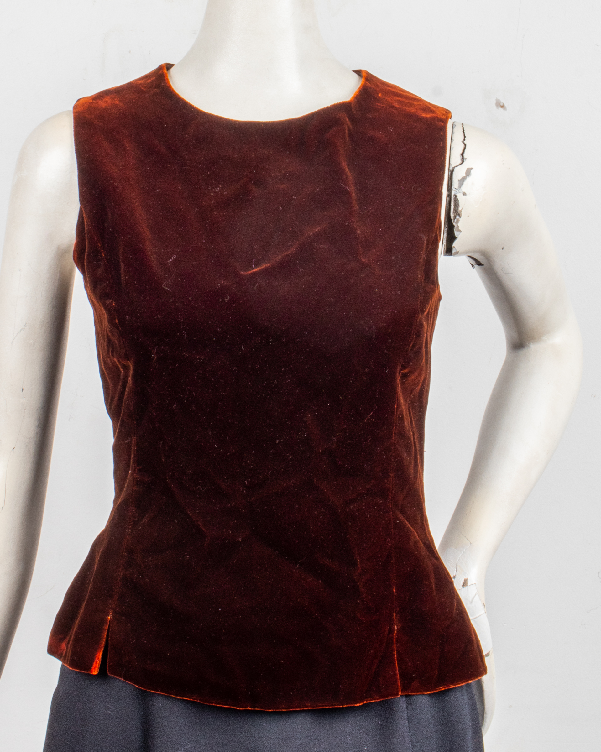 BILL BLASS VELVET SLEEVELESS TOP 3c36ea