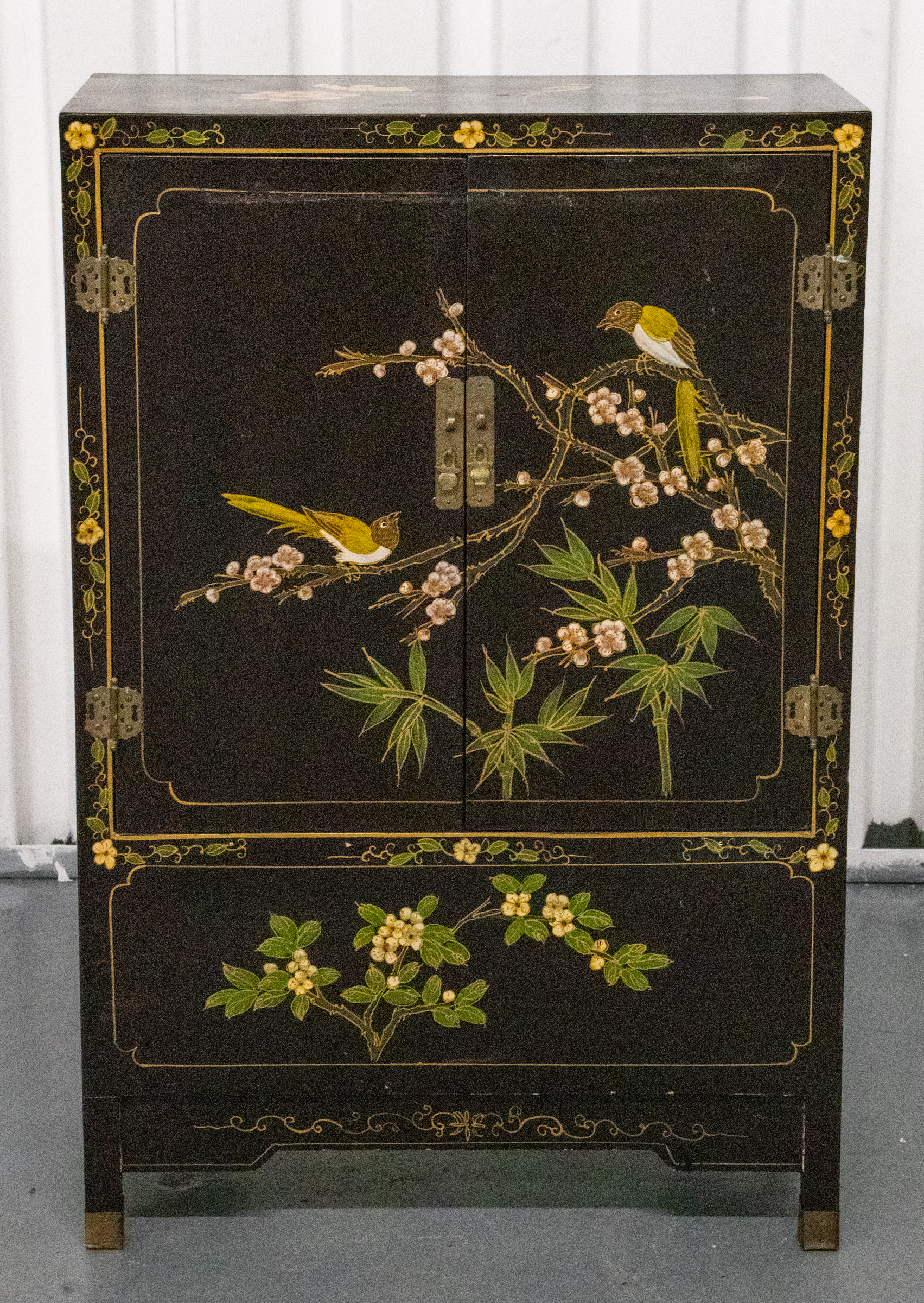 CHINESE PAINT DECORATED BLACK LACQUER 3c36f3