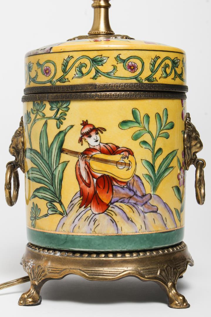 CHINOISERIE TABLE LAMP W MUSICIAN 3c3733