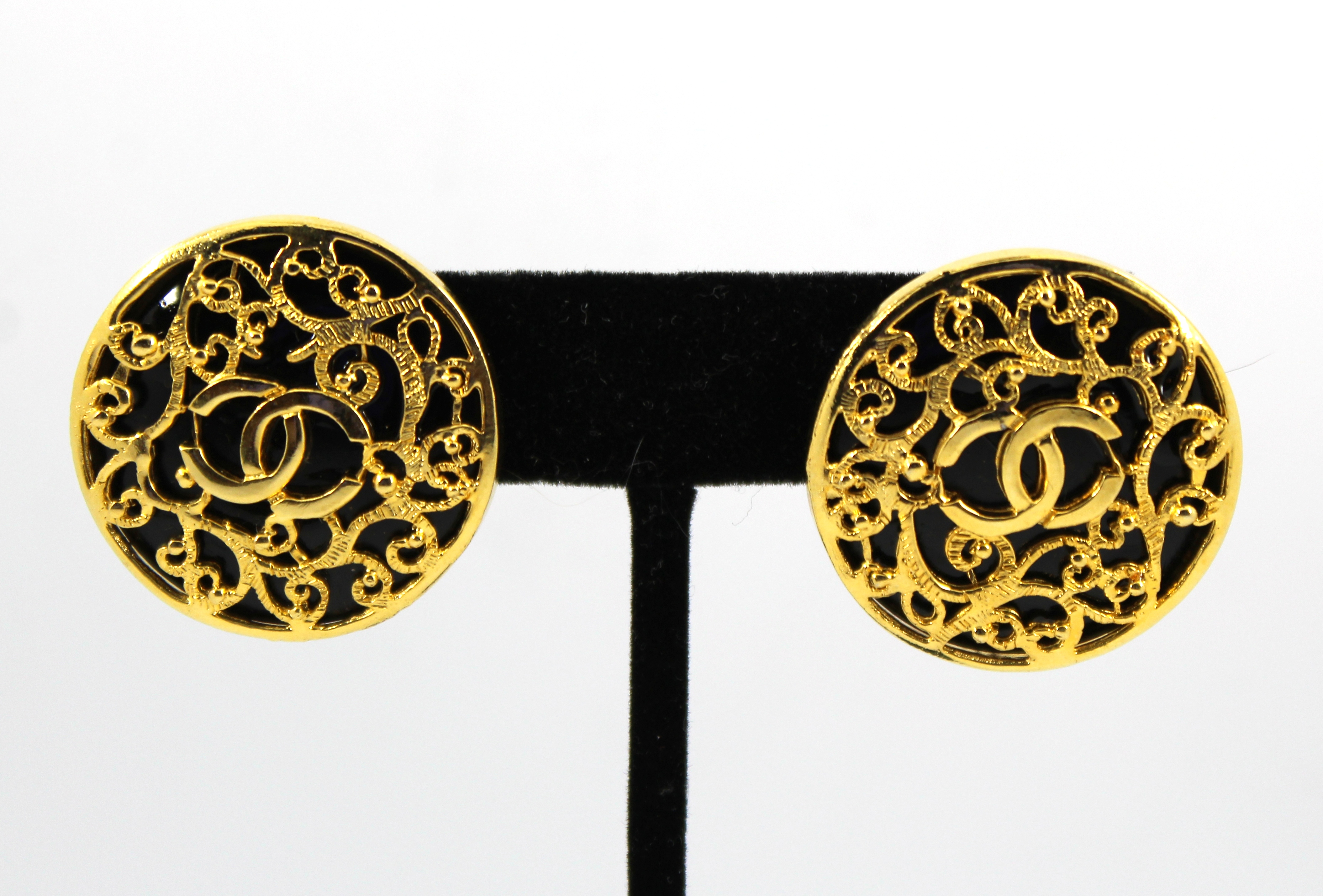  CC LOGO FILIGREE POST BACK EARRINGS 3c3797