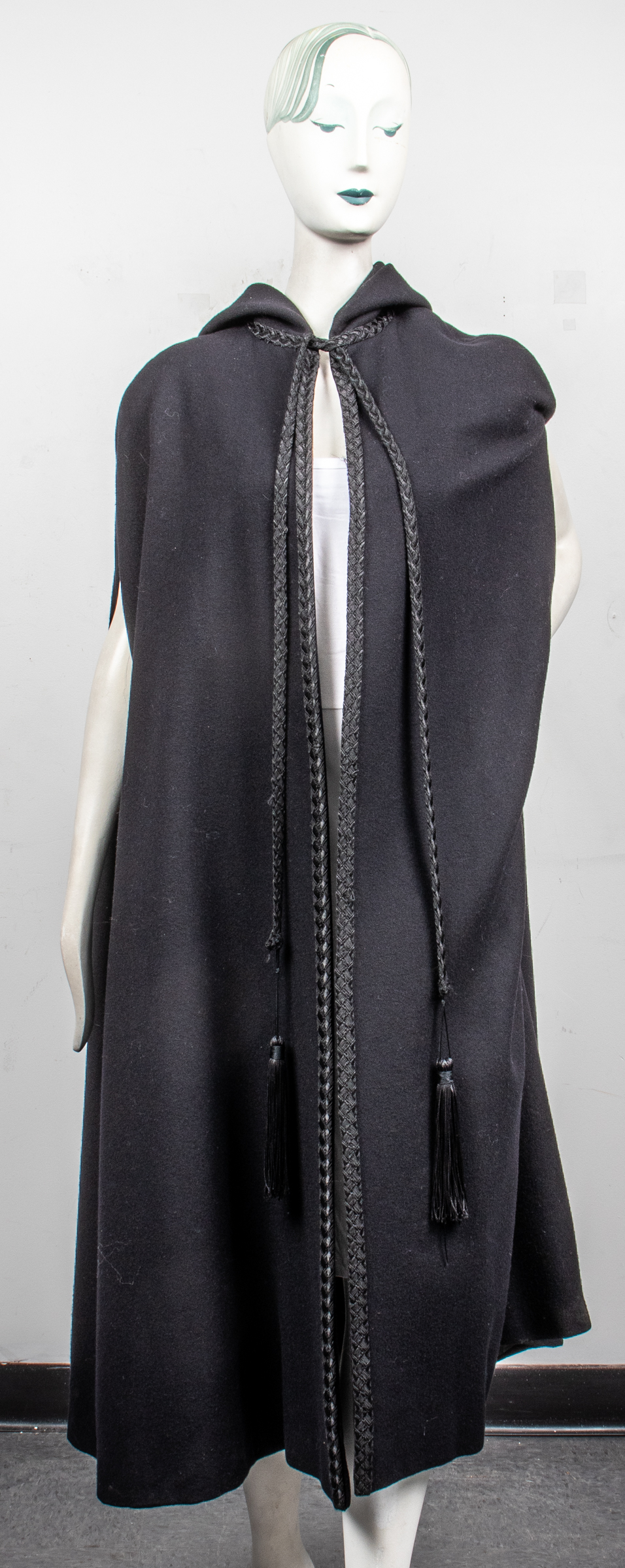 A TRIGERE BLACK WOOL HOODED CAPE 3c3a04