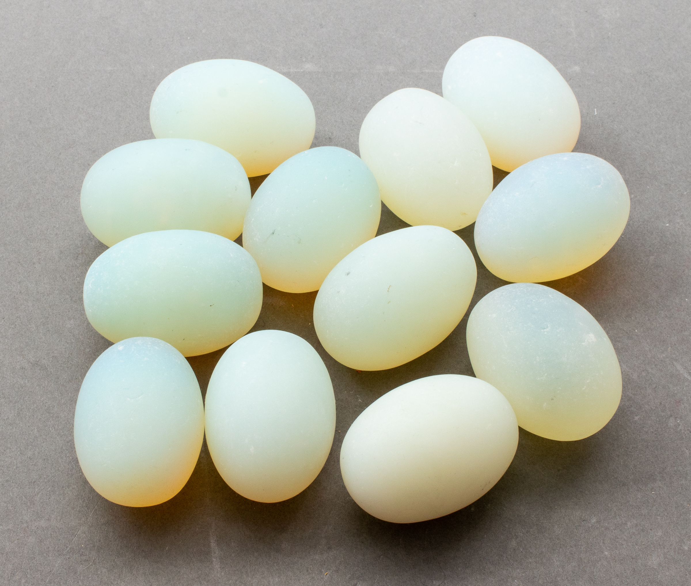 GROUP OF FROSTED OPALESCENT GLASS 3c3b59