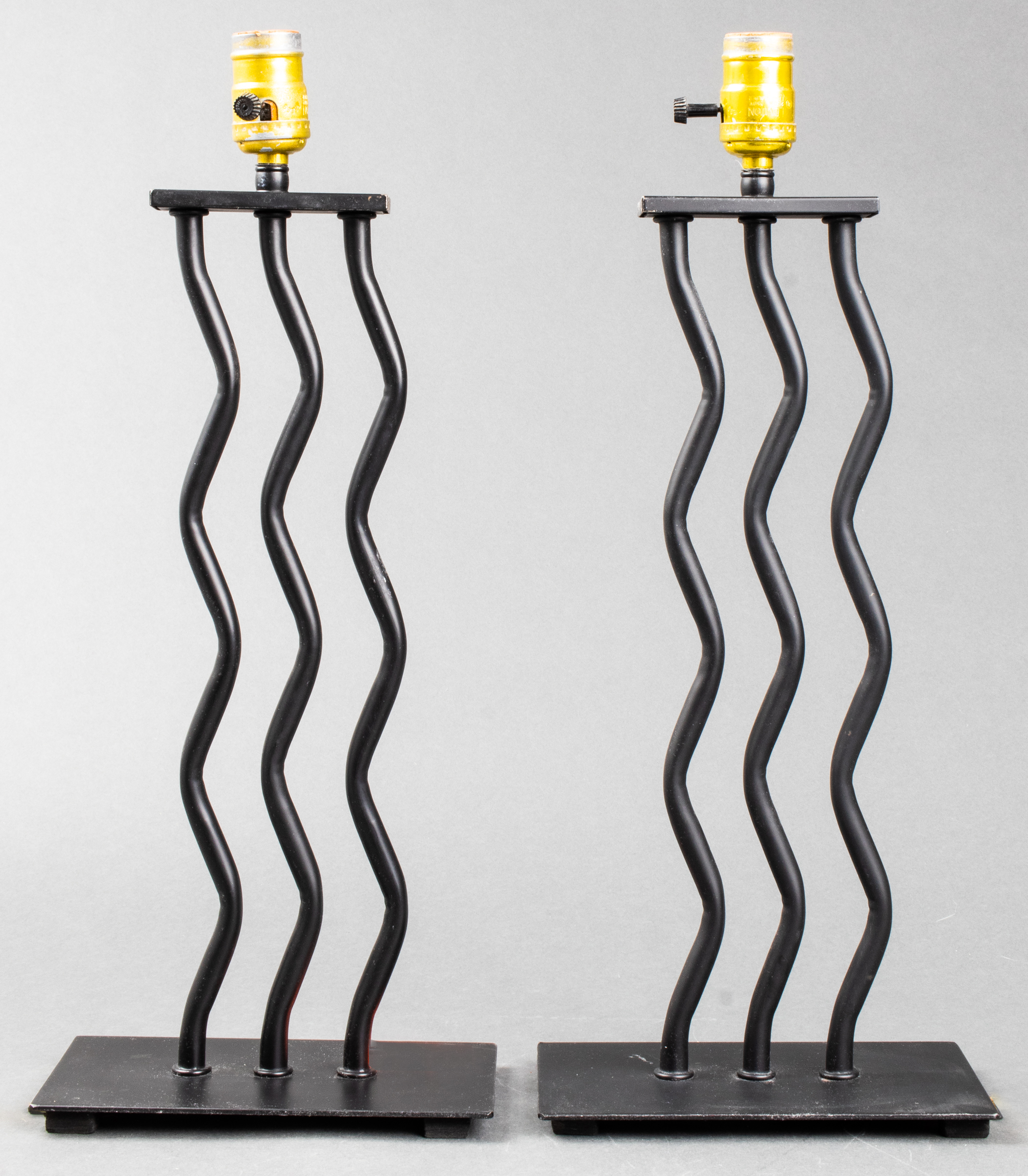 MODERN BLACK METAL LAMPS PAIR 3c3b9c