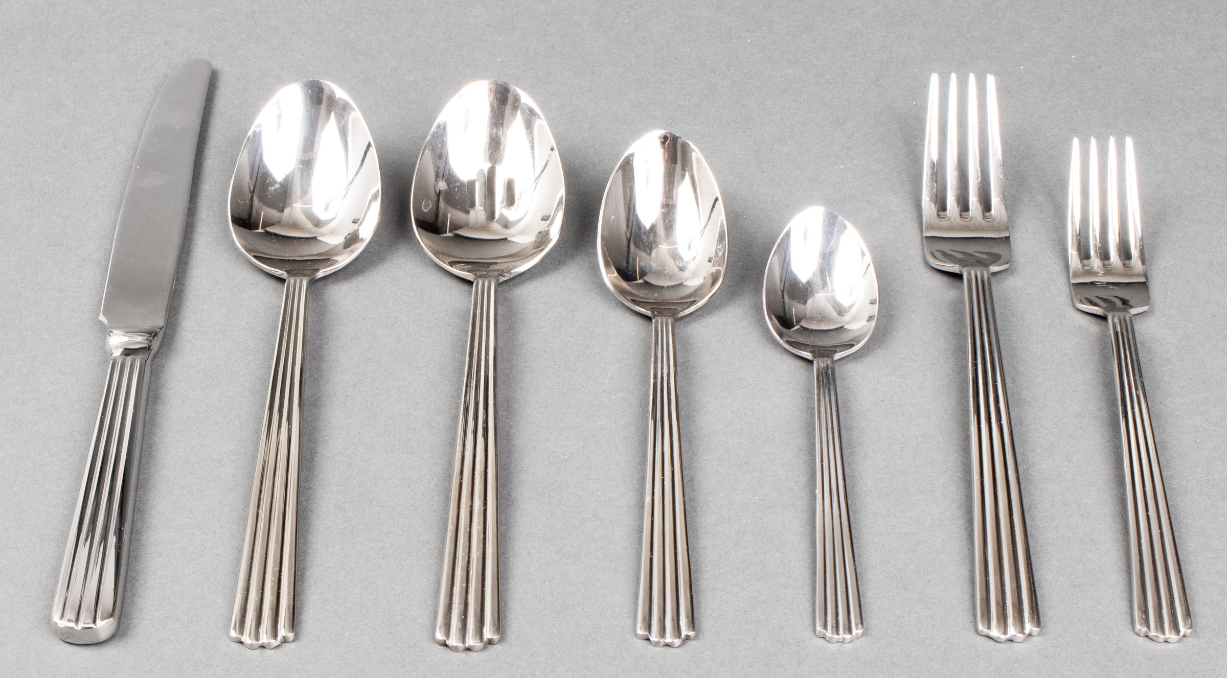 MODERN ONEIDA STAINLESS STEEL FLATWARE  3c3bb1