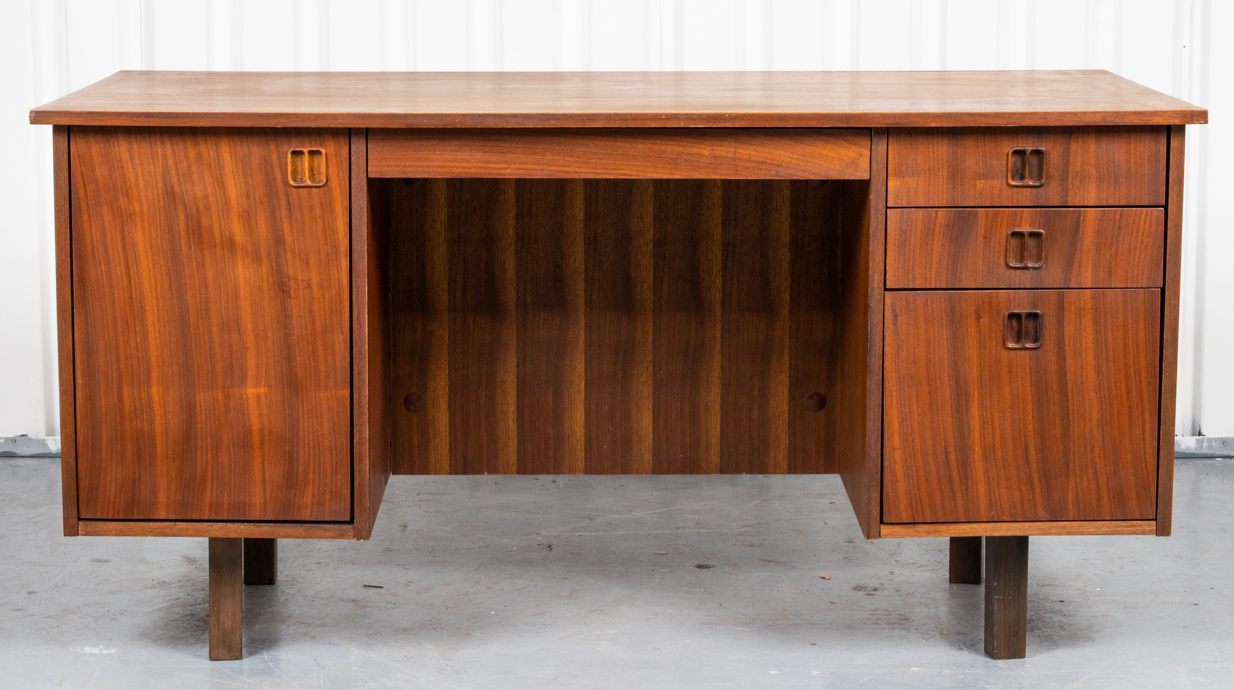 MID-CENTURY MODERN TEAK DESK Mid-Century