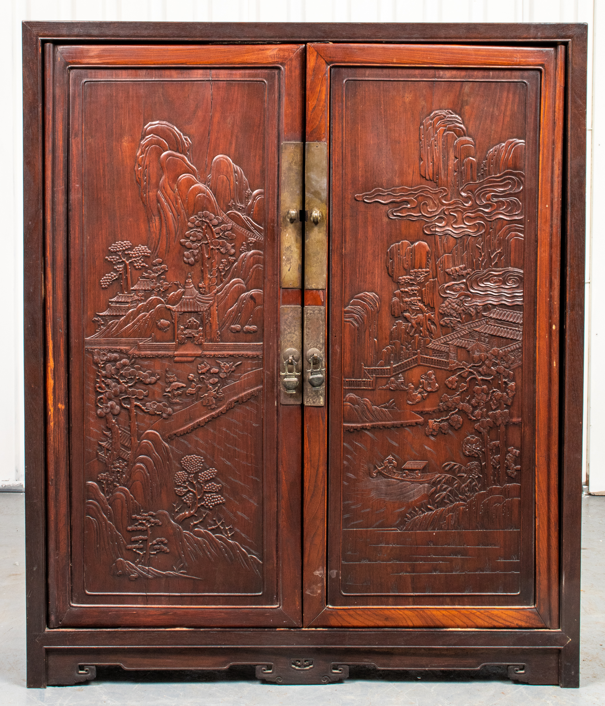 CHINESE CARVED HARDWOOD CUPBOARD 3c3d77