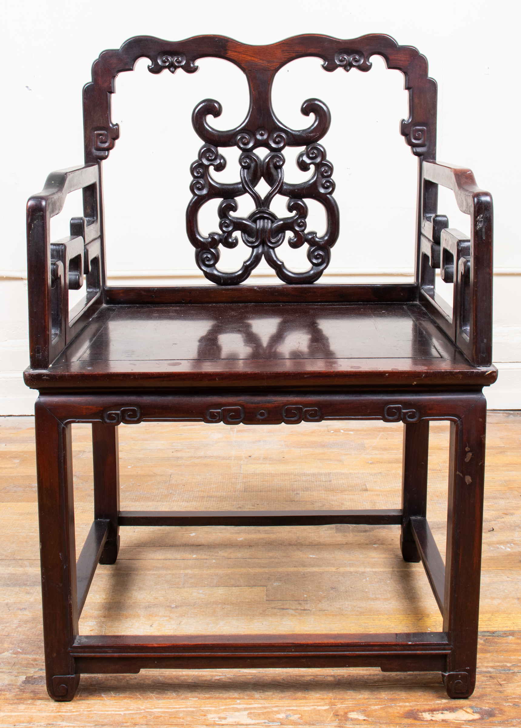 CHINESE CARVED HARDWOOD ARMCHAIR 3c3d78