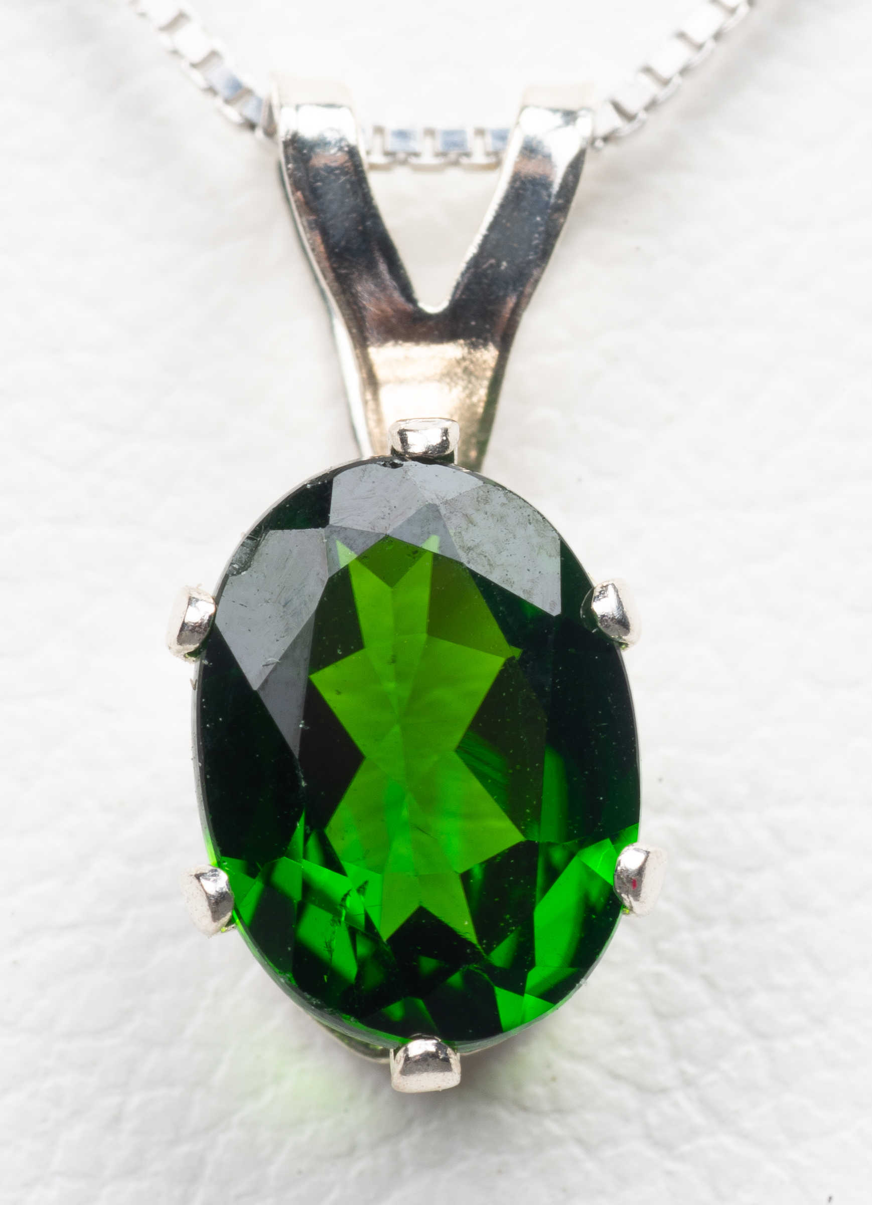 SILVER 1.50CT, OVAL CHROME DIOPSIDE