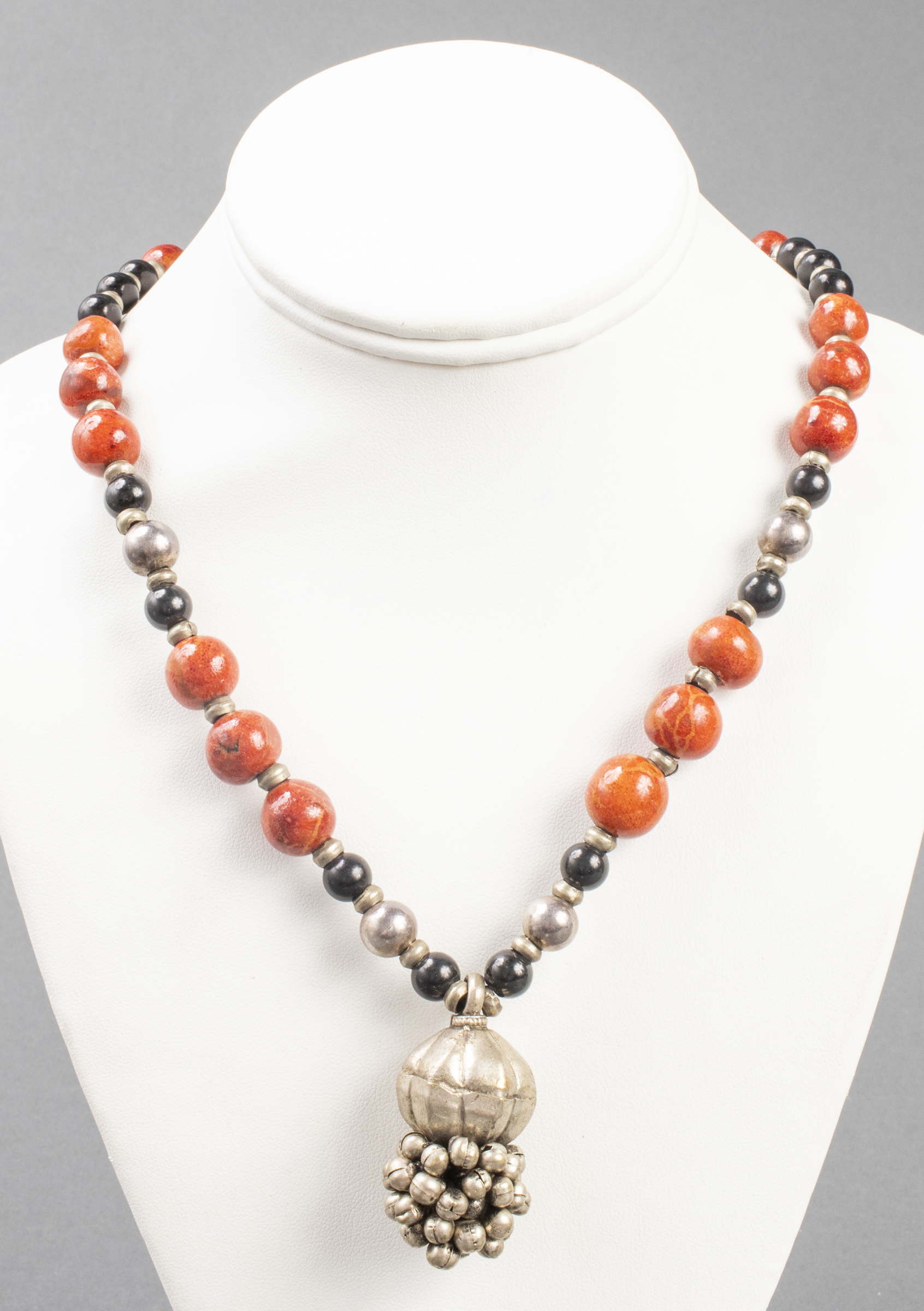 CORAL MIXED BEAD METAL NECKLACE 3c3eca