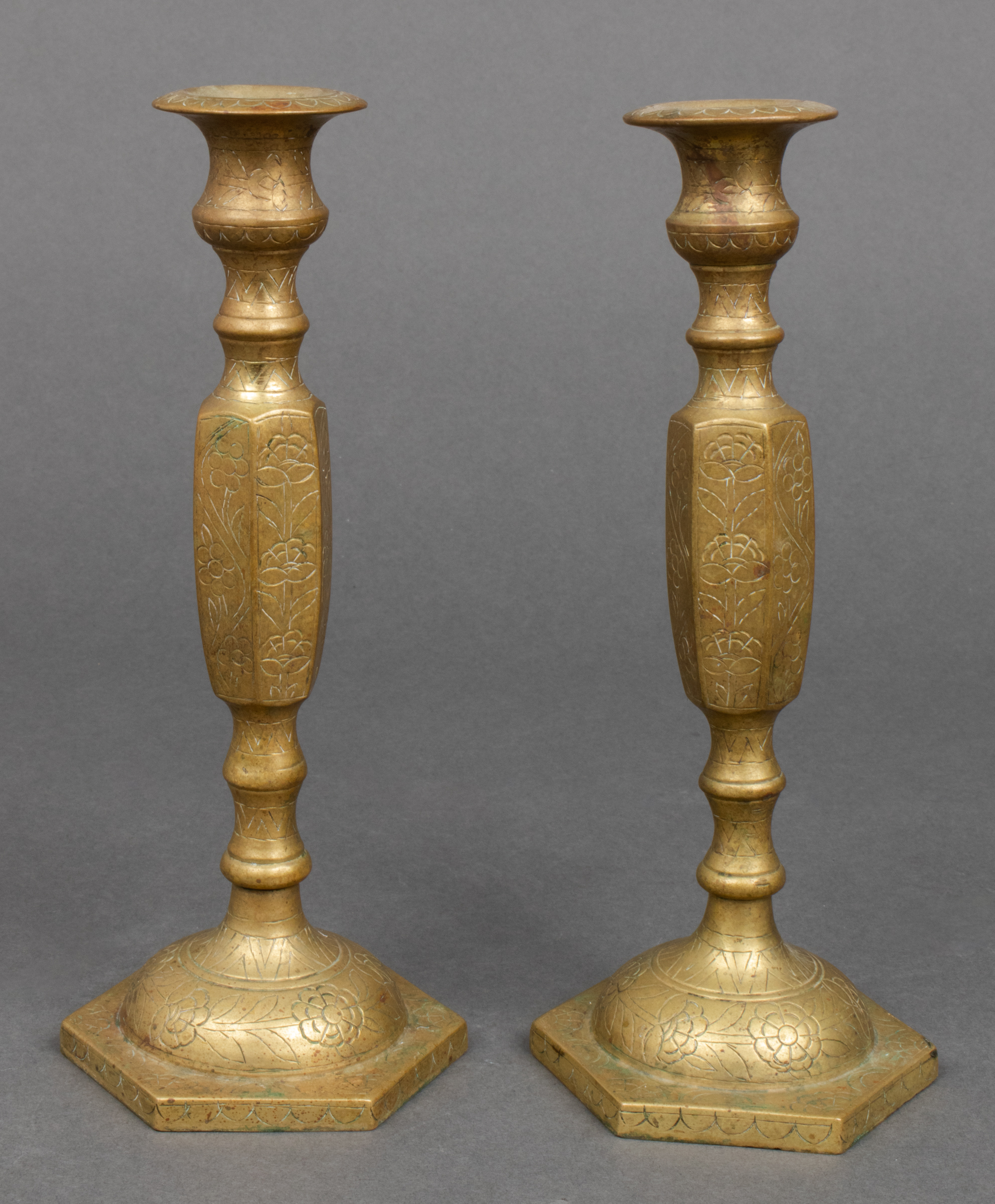 ARTS AND CRAFTS STYLE BRASS CANDLESTICKS  3c3ecf