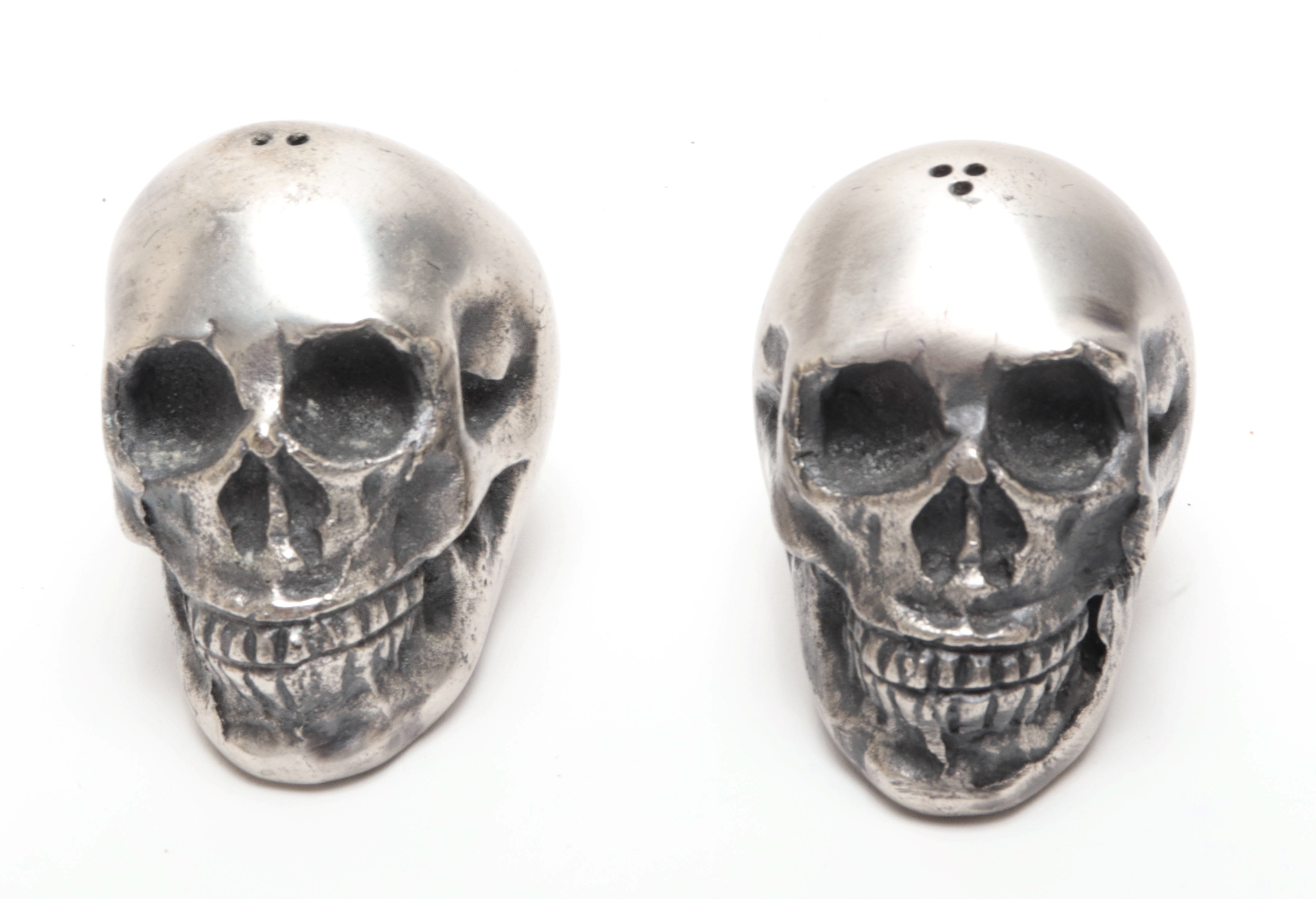 MODERN CAST METAL SKULL FORM SALT 3c3f01