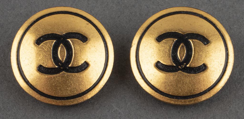 CHANEL GOLD TONE CIRCLE LOGO CLIP ON 3c4377