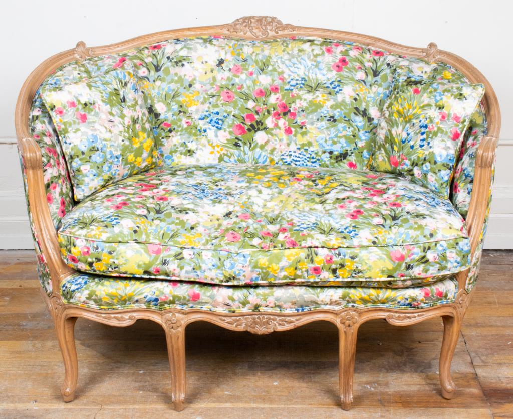 LOUIS XV STYLE UPHOLSTERED CANAP?