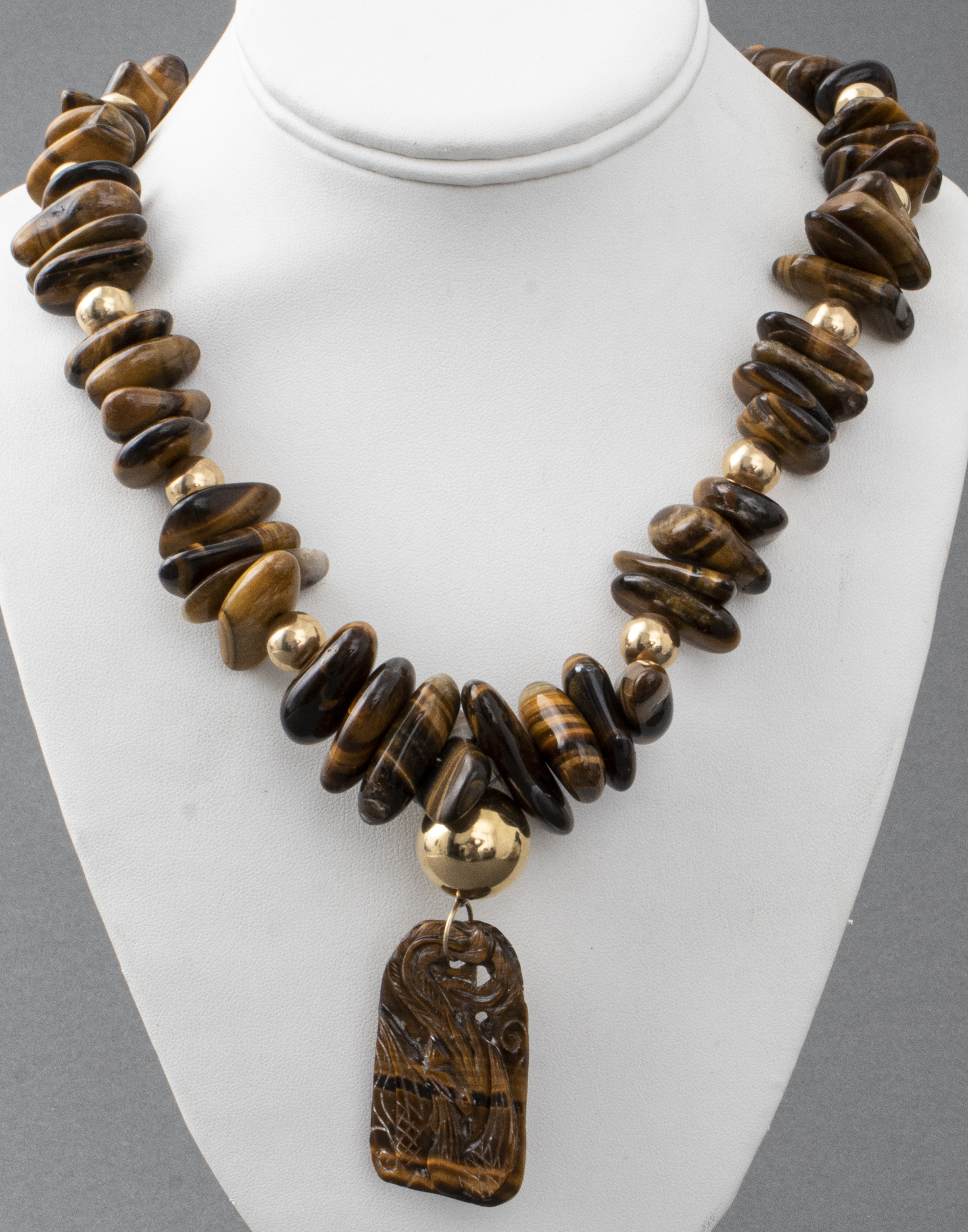 CHINESE CARVED TIGER S EYE NECKLACE 3c4447