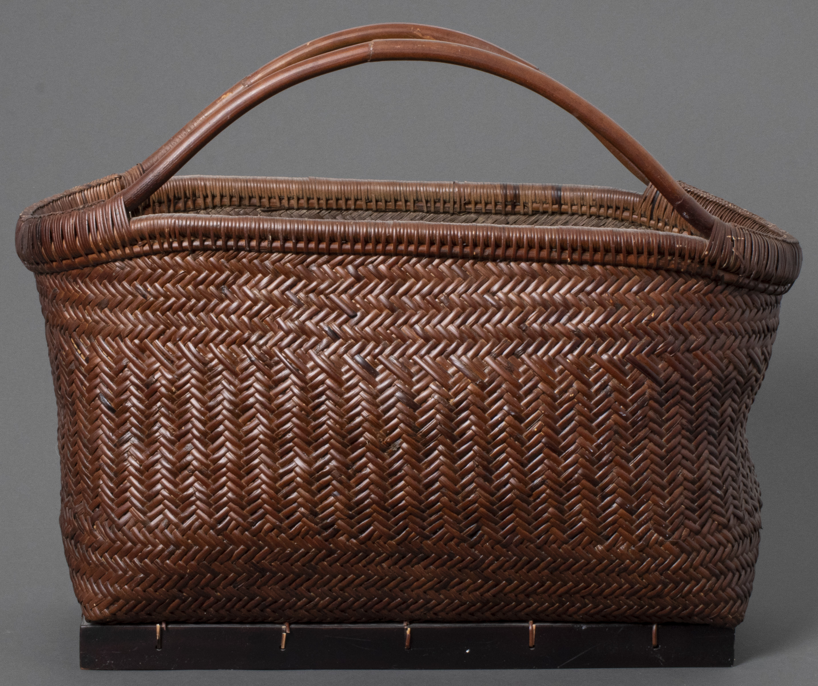 WOVEN BASKET WITH STAND ANTIQUE 3c44ff