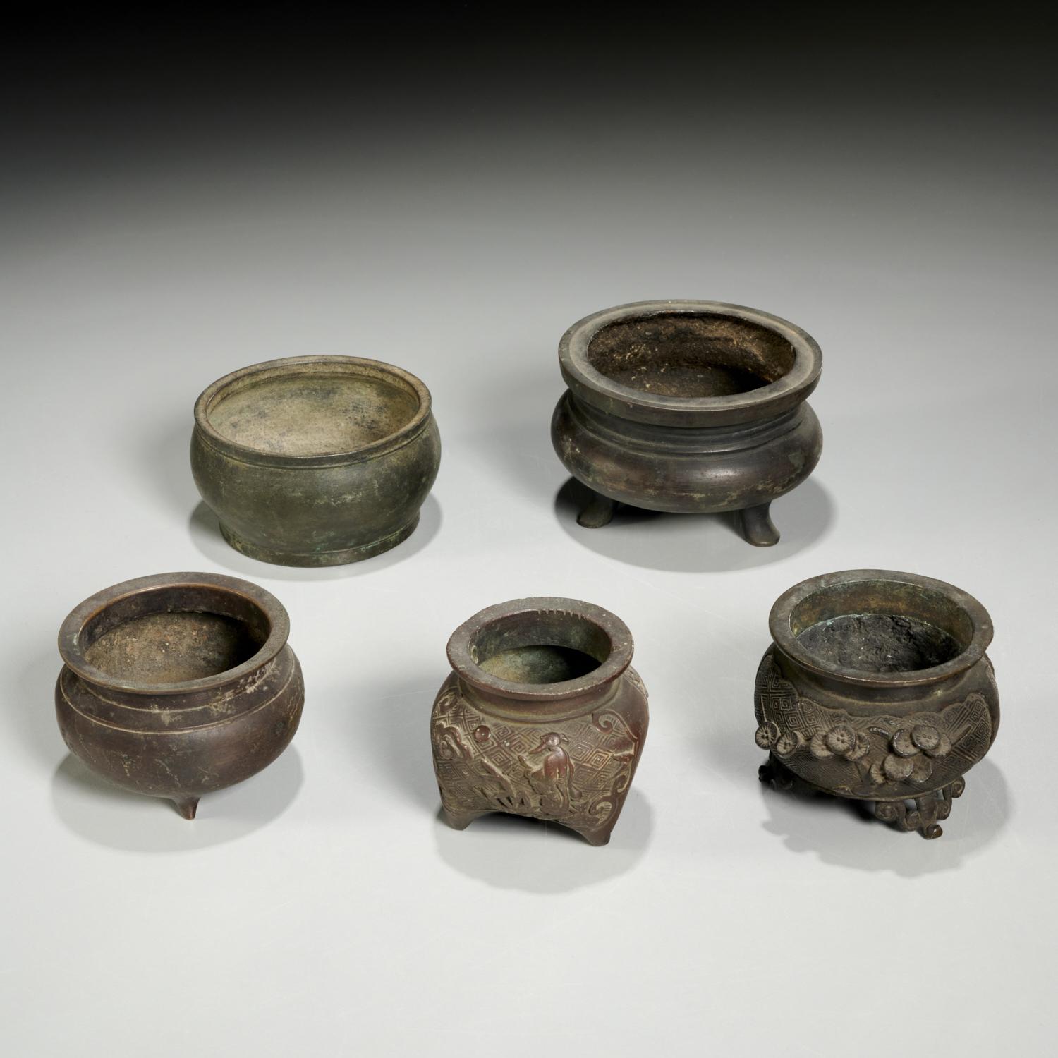  5 CHINESE SMALL BRONZE CENSERS 3c27a4