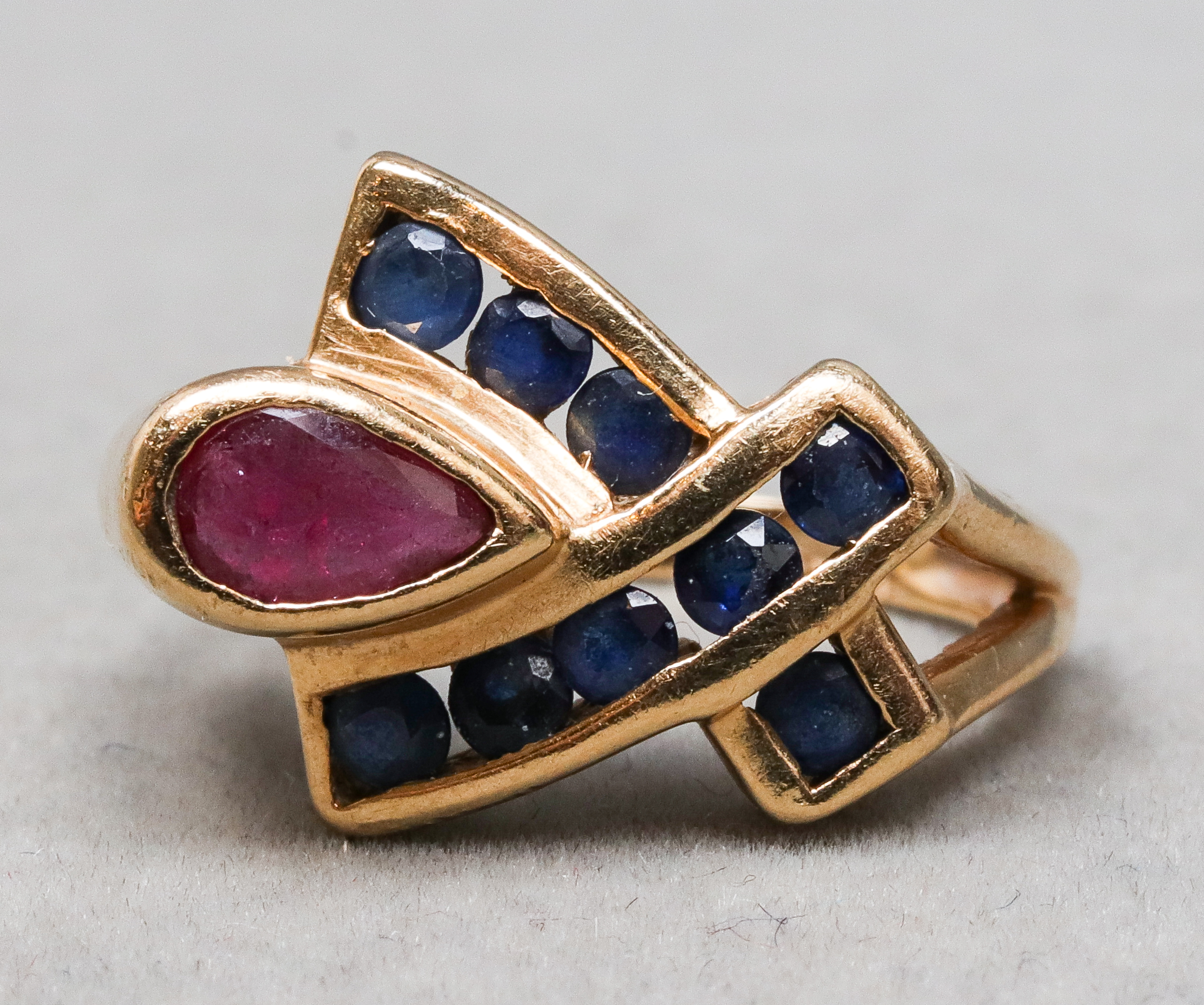 VINTAGE 10K YELLOW GOLD RUBY &