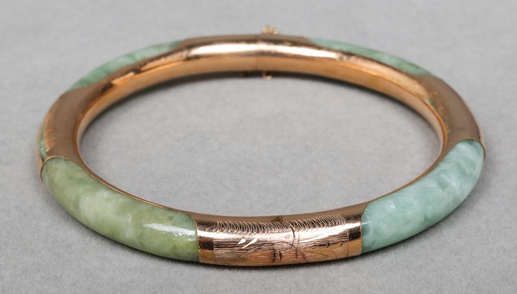 VINTAGE 14K YELLOW GOLD JADE BANGLE