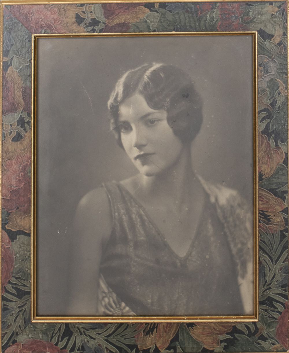 1920S PORTRAIT OF A WOMAN 1920s