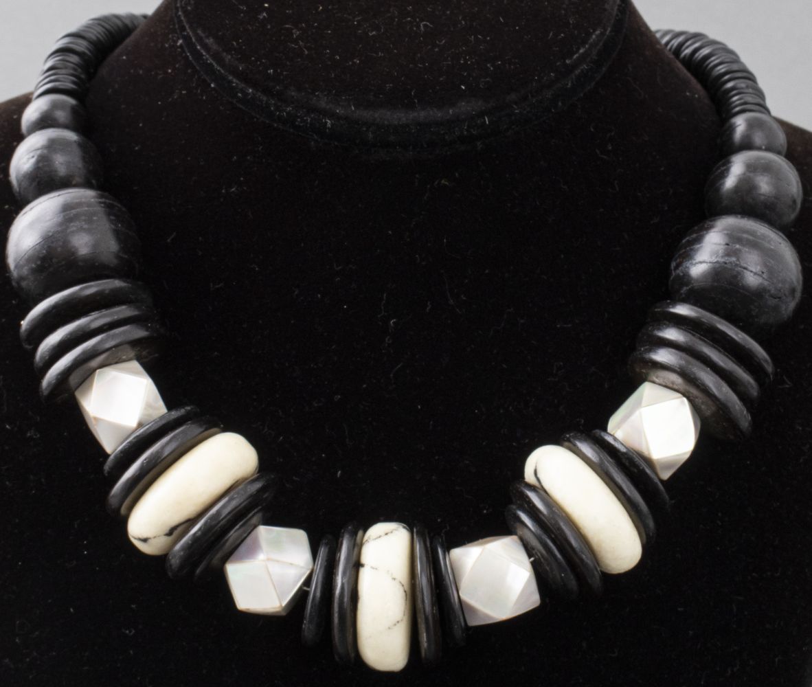 BLACK WHITE BEADED NECKLACE Black 3c5650