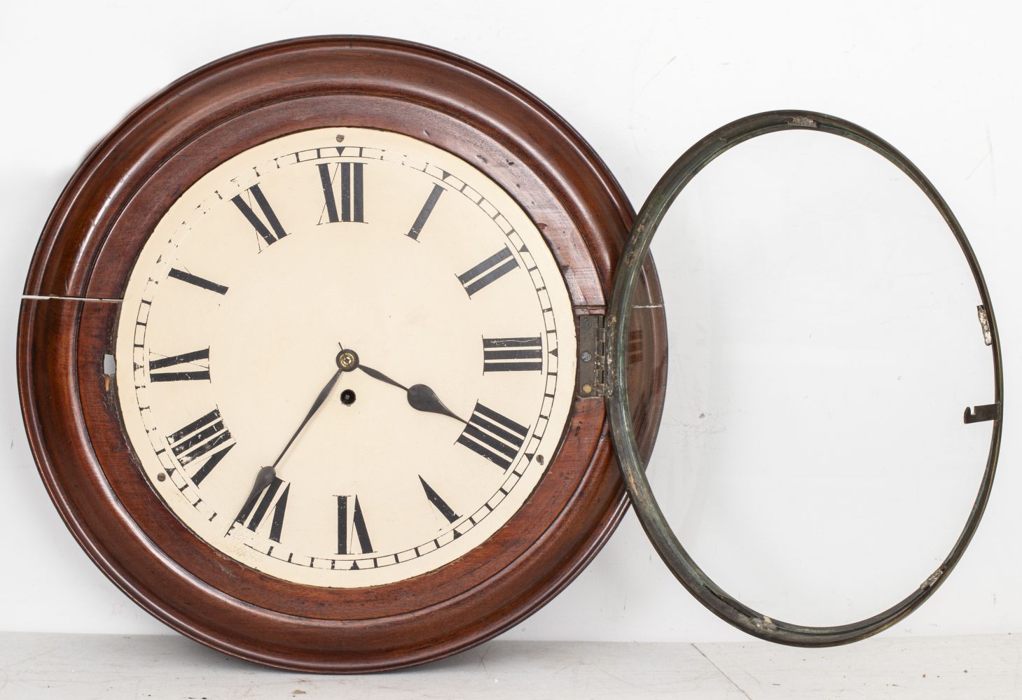 VICTORIAN MAHOGANY ROUND WALL CLOCK 3c5784