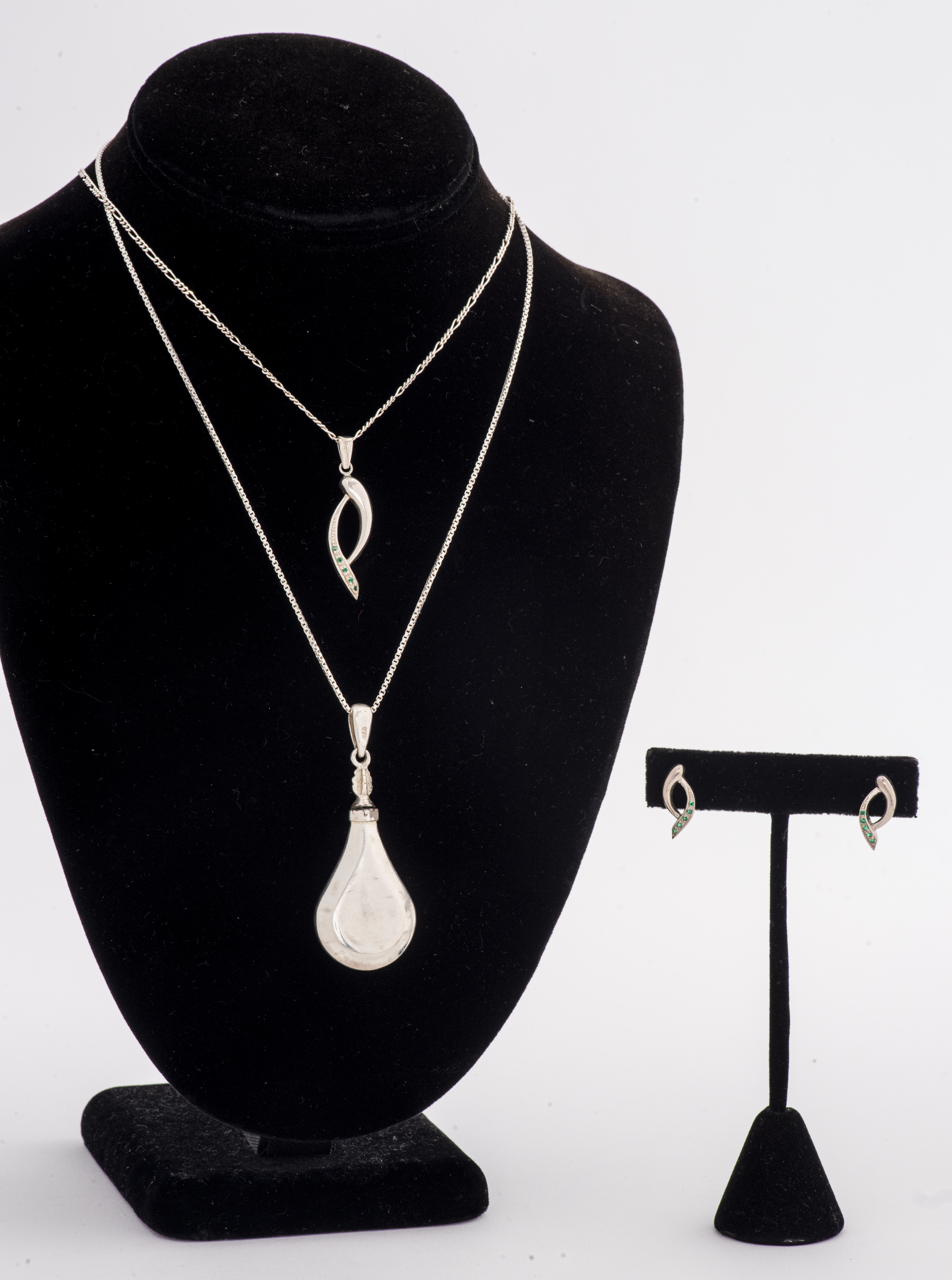 VINTAGE SILVER PENDANT NECKLACE & EARRING