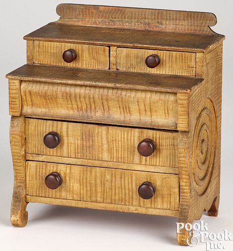 NEW ENGLAND PAINTED PINE DOLL CHEST 3c5d64