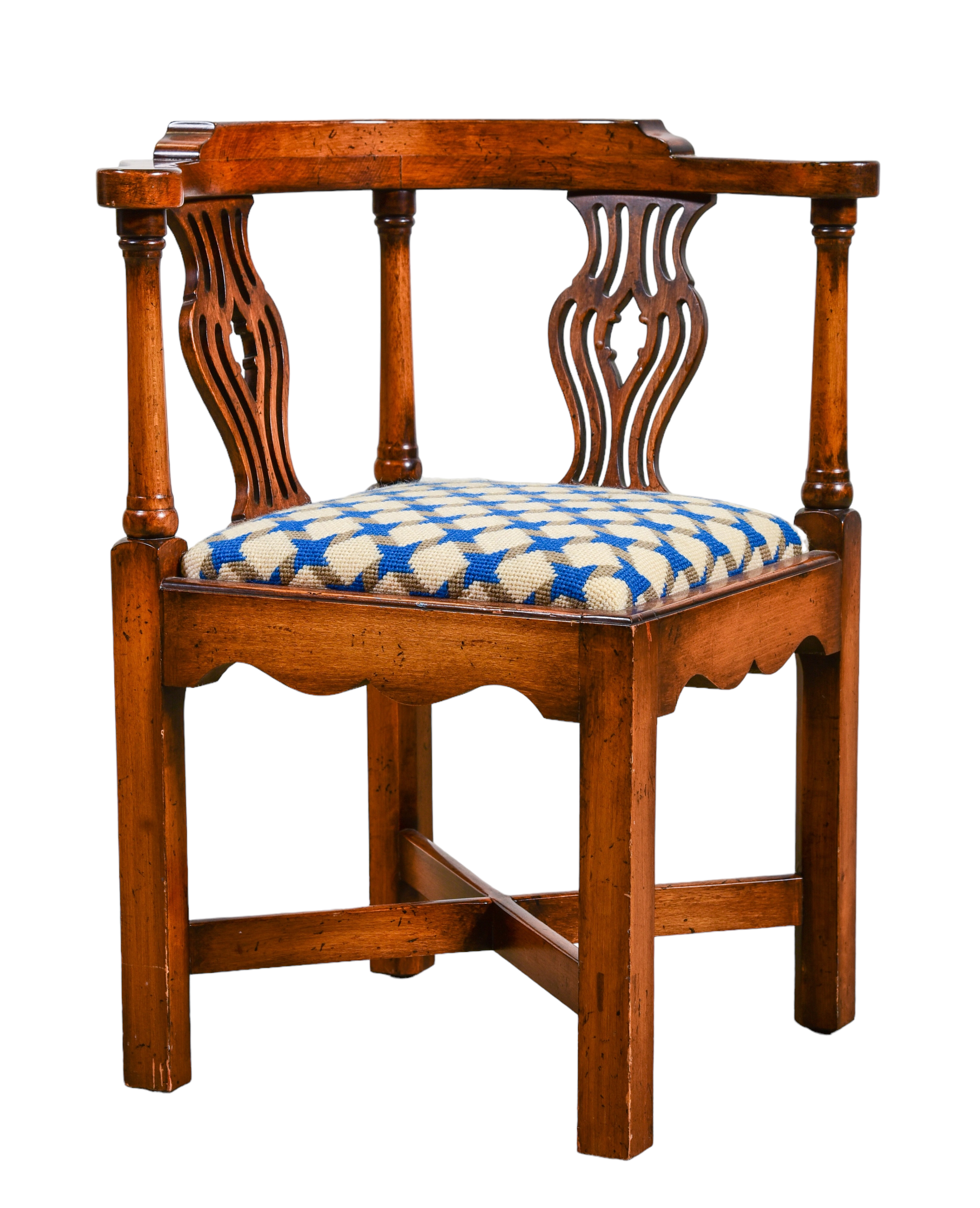 Walnut finished Chippendale style 3c6713