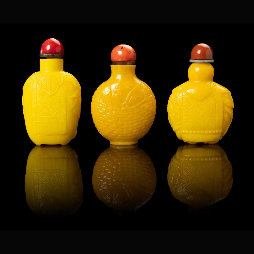 GROUP OF THREE YELLOW GLASS SNUFF 3c696a