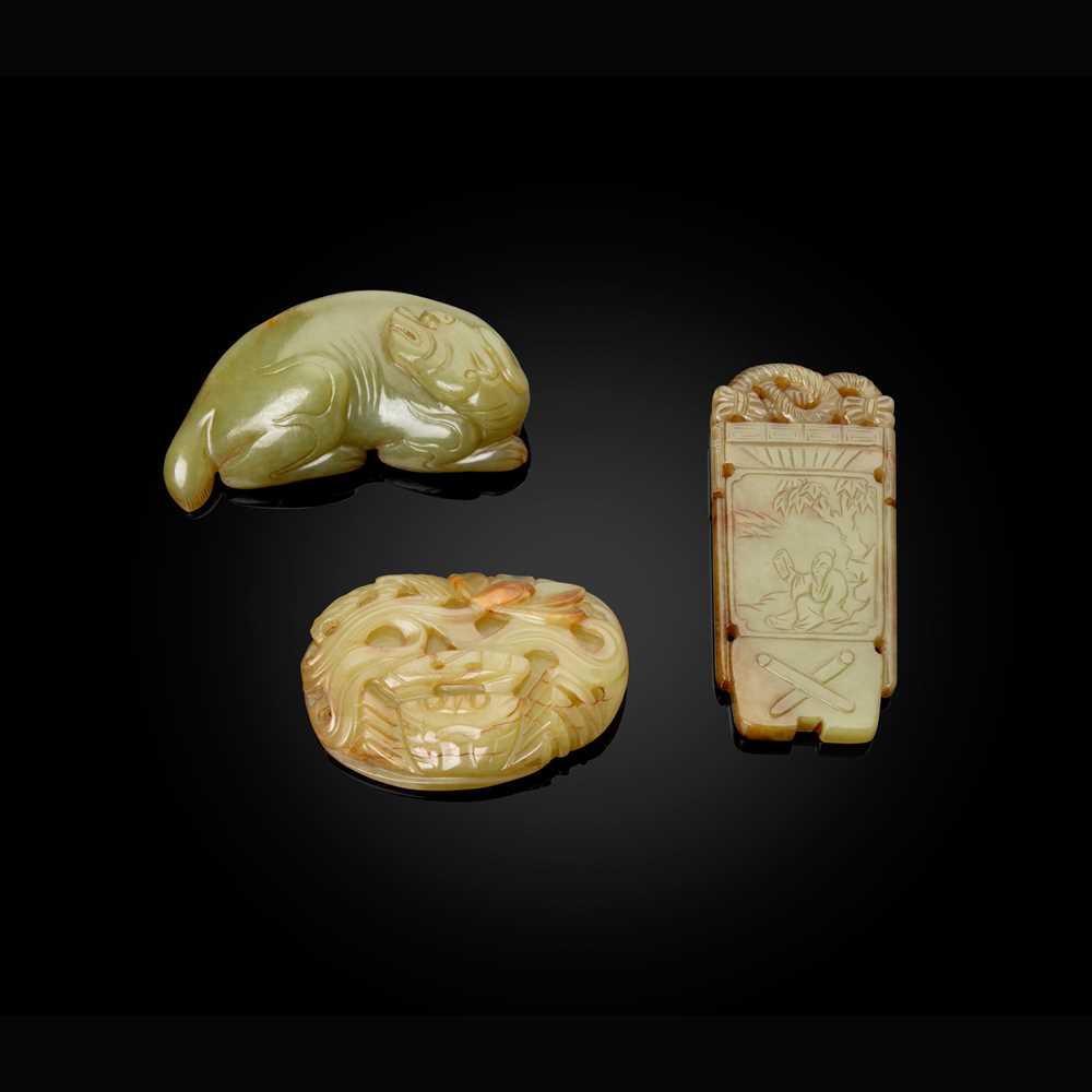 GROUP OF THREE YELLOW JADE CARVINGS QING 3c698b